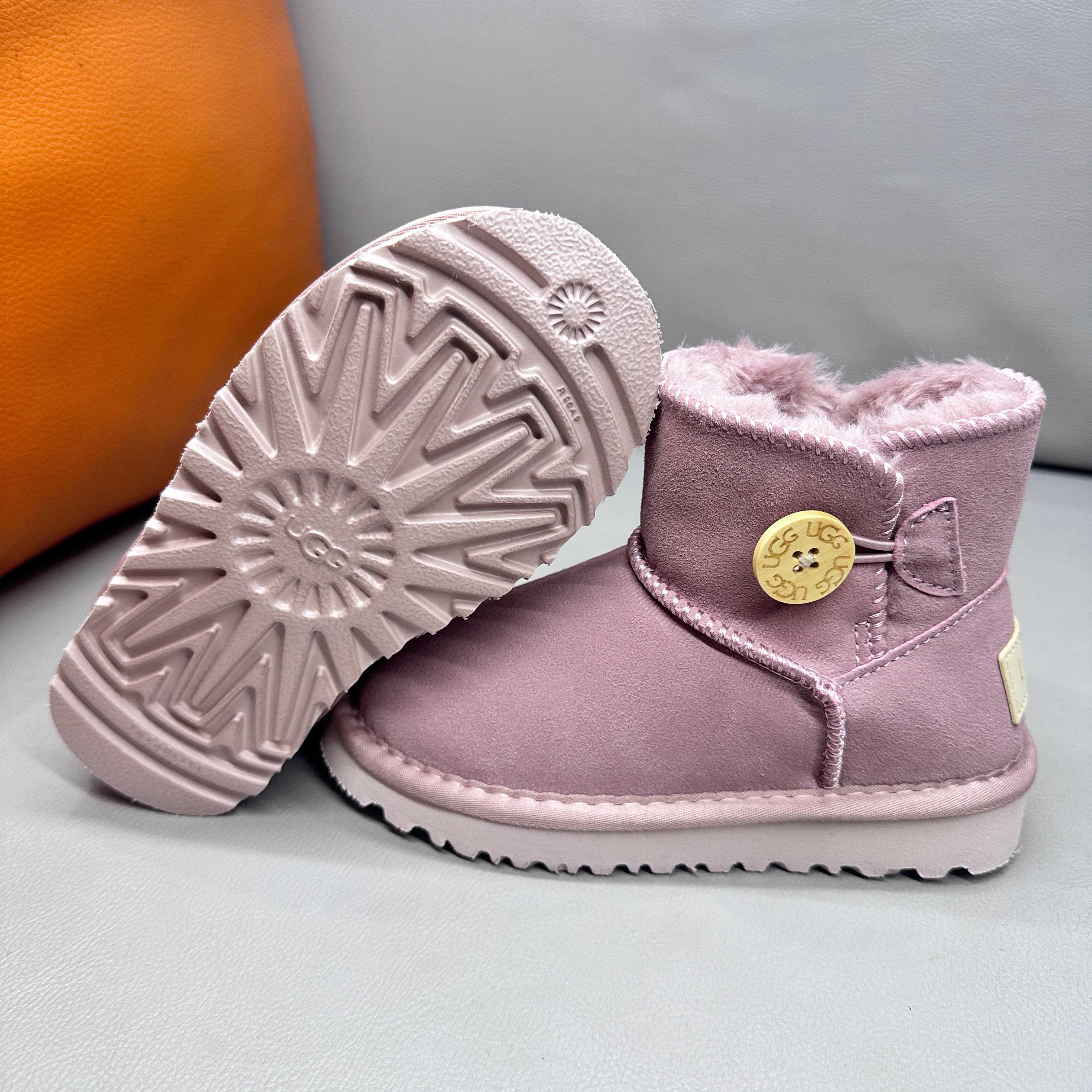图片[2]-正确版UGG桃木扣儿童亲子雪地靴 ❄️ 尺码：21-37码 五色：栗色 黑色 暮粉色 灰色 巧色 内里防羊毛，保暖又环保♻️ 鞋面采用牛皮材质，保暖舒适❄️ 官网同步EVA大底，防滑耐磨✔️….. 货号：1016422-选品中心
