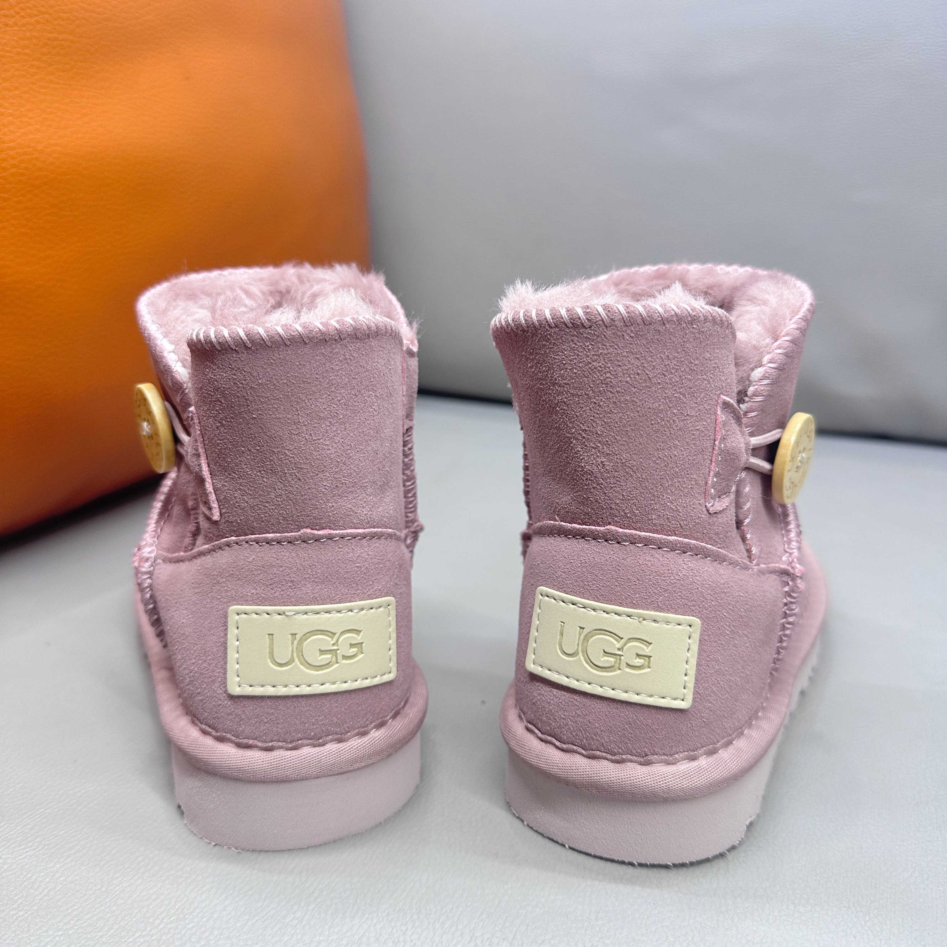 图片[3]-正确版UGG桃木扣儿童亲子雪地靴 ❄️ 尺码：21-37码 五色：栗色 黑色 暮粉色 灰色 巧色 内里防羊毛，保暖又环保♻️ 鞋面采用牛皮材质，保暖舒适❄️ 官网同步EVA大底，防滑耐磨✔️….. 货号：1016422-选品中心