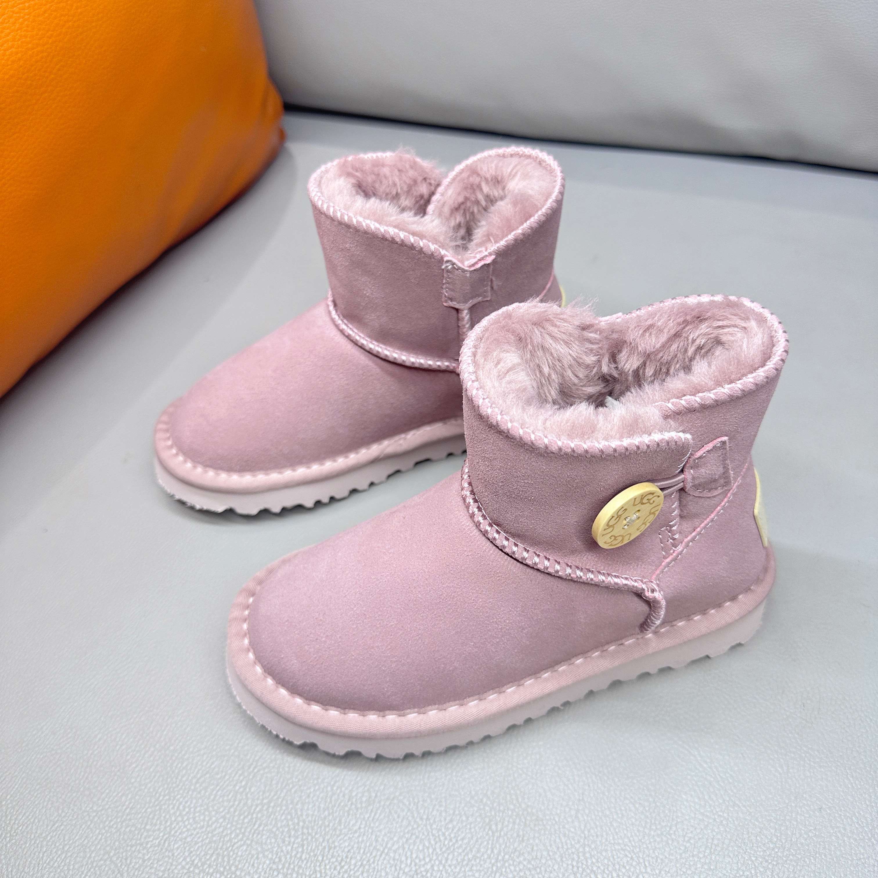 图片[5]-正确版UGG桃木扣儿童亲子雪地靴 ❄️ 尺码：21-37码 五色：栗色 黑色 暮粉色 灰色 巧色 内里防羊毛，保暖又环保♻️ 鞋面采用牛皮材质，保暖舒适❄️ 官网同步EVA大底，防滑耐磨✔️….. 货号：1016422-选品中心