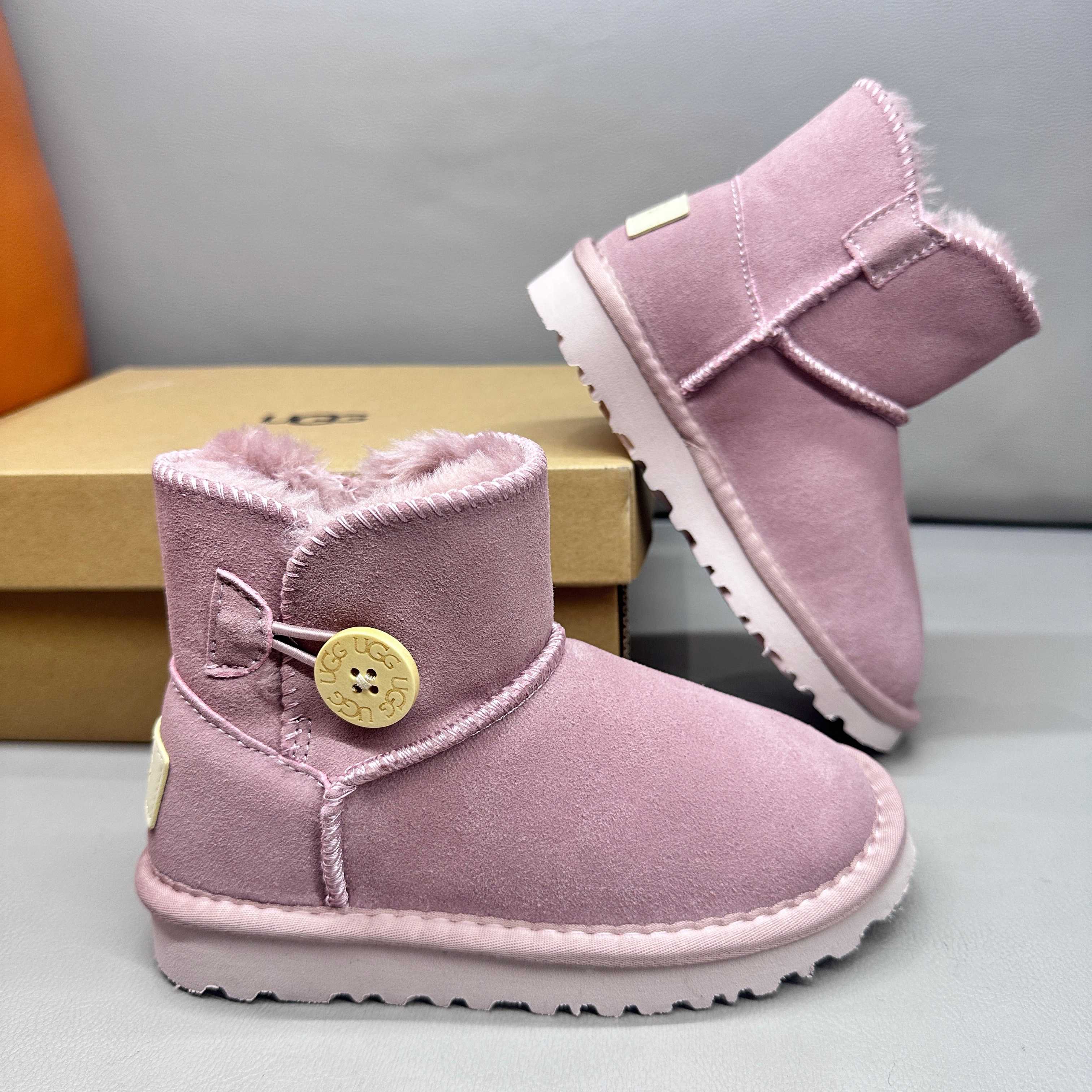 图片[7]-正确版UGG桃木扣儿童亲子雪地靴 ❄️ 尺码：21-37码 五色：栗色 黑色 暮粉色 灰色 巧色 内里防羊毛，保暖又环保♻️ 鞋面采用牛皮材质，保暖舒适❄️ 官网同步EVA大底，防滑耐磨✔️….. 货号：1016422-选品中心