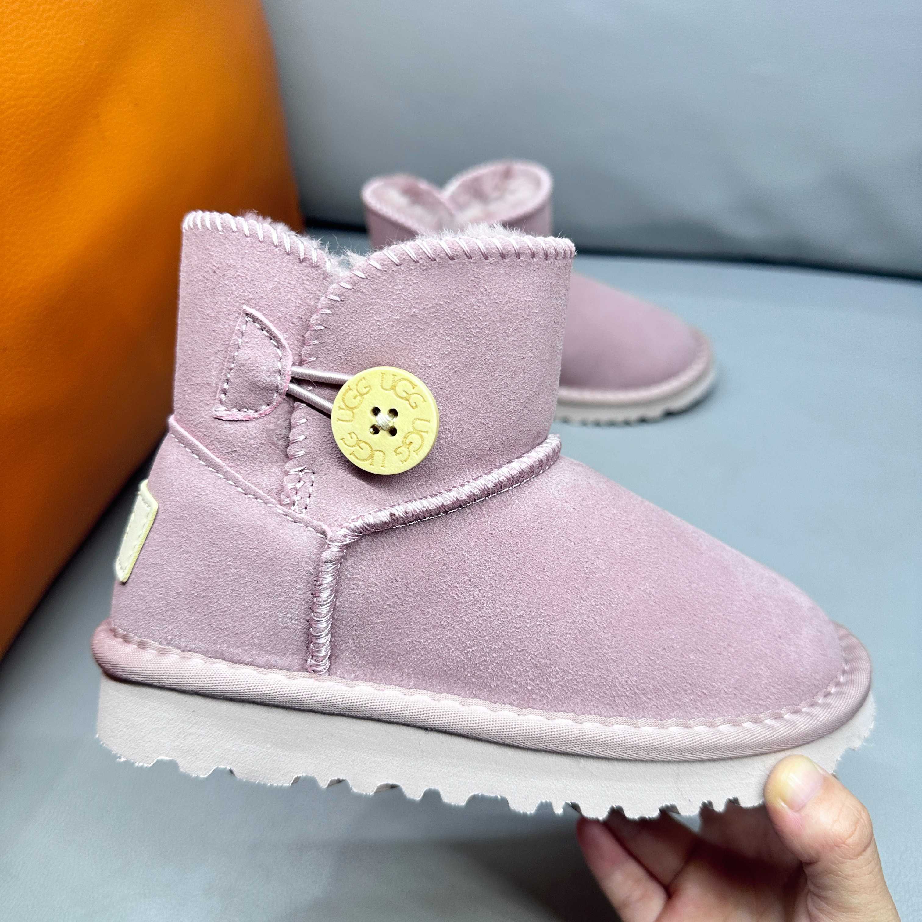 图片[8]-正确版UGG桃木扣儿童亲子雪地靴 ❄️ 尺码：21-37码 五色：栗色 黑色 暮粉色 灰色 巧色 内里防羊毛，保暖又环保♻️ 鞋面采用牛皮材质，保暖舒适❄️ 官网同步EVA大底，防滑耐磨✔️….. 货号：1016422-选品中心