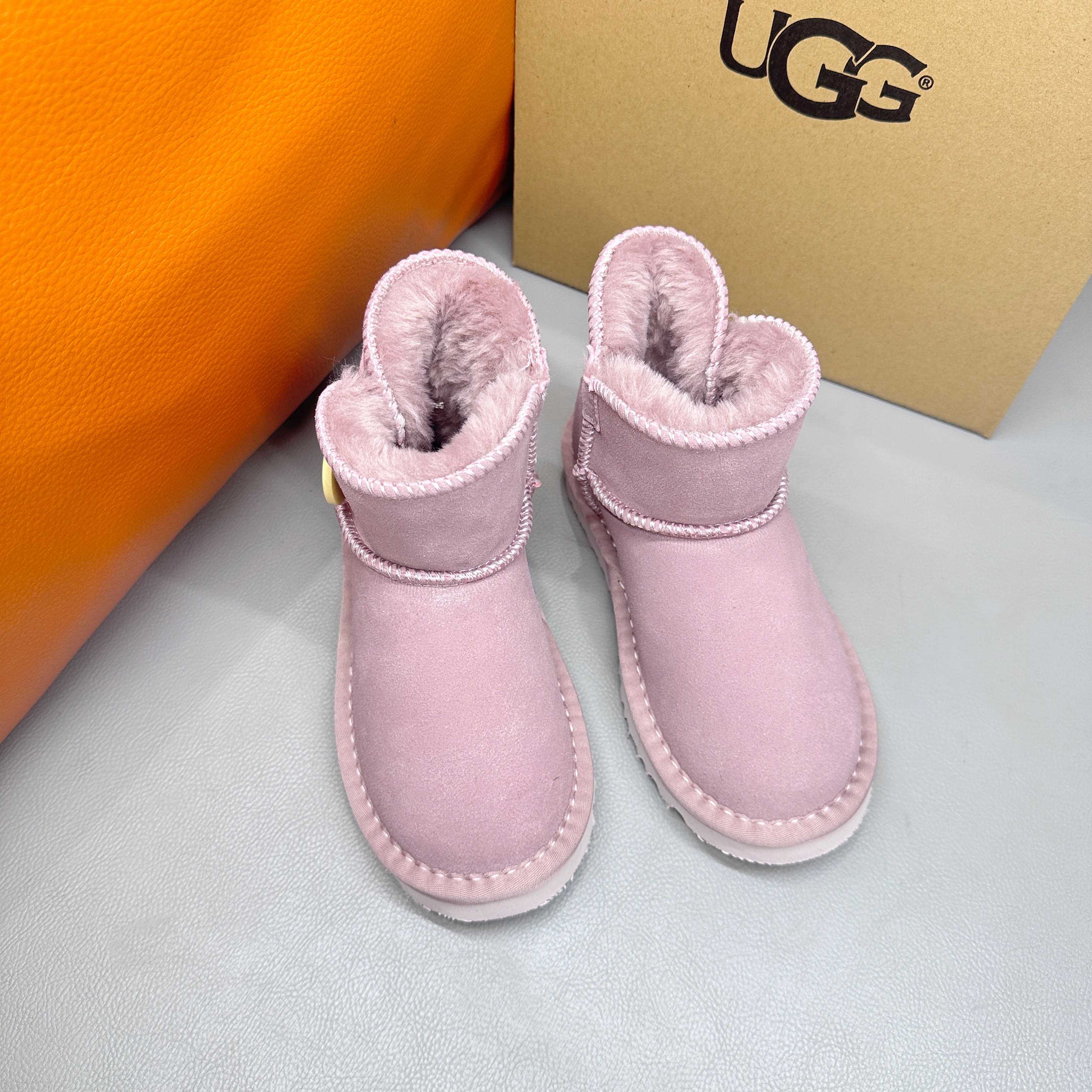 图片[6]-正确版UGG桃木扣儿童亲子雪地靴 ❄️ 尺码：21-37码 五色：栗色 黑色 暮粉色 灰色 巧色 内里防羊毛，保暖又环保♻️ 鞋面采用牛皮材质，保暖舒适❄️ 官网同步EVA大底，防滑耐磨✔️….. 货号：1016422-选品中心