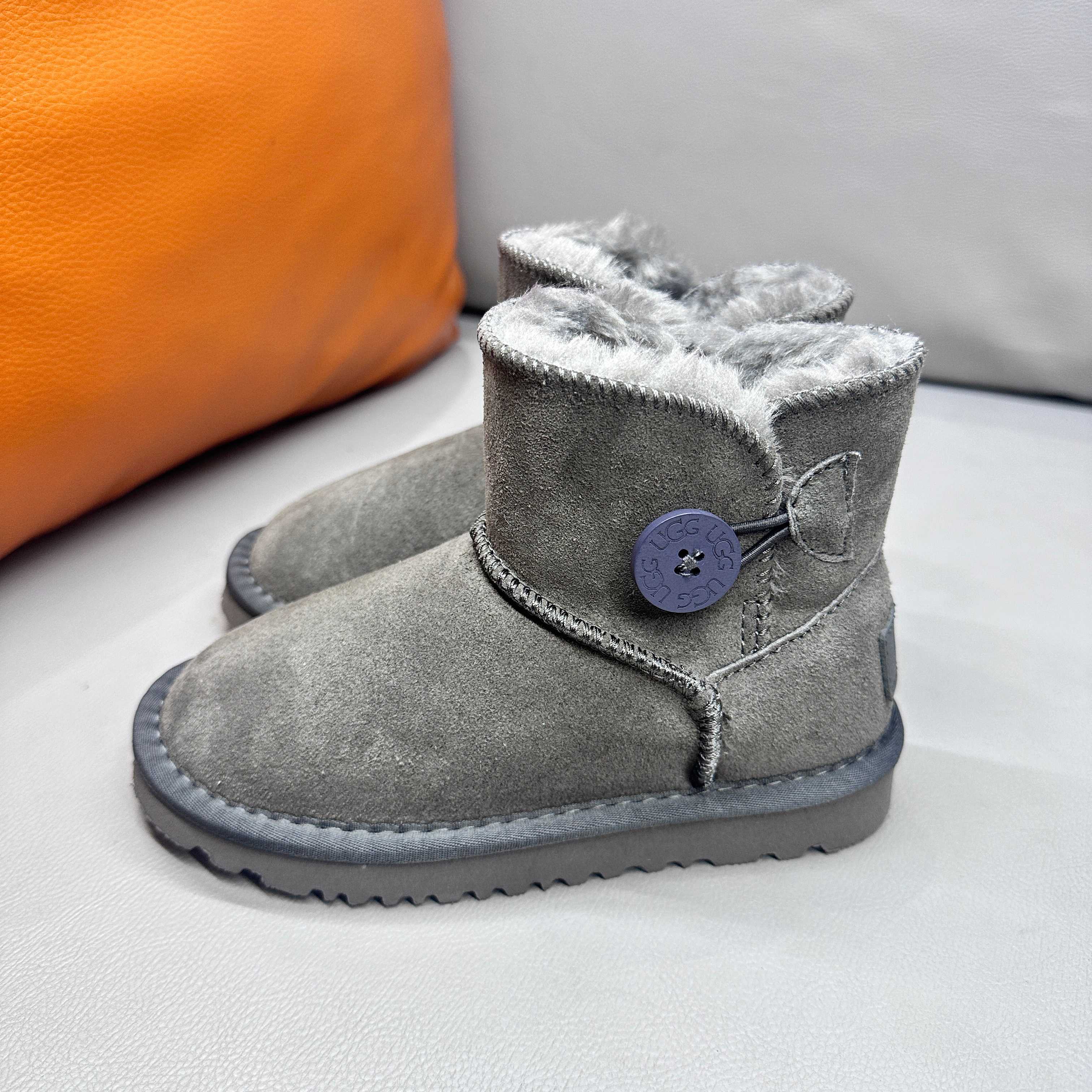 正确版UGG桃木扣儿童亲子雪地靴 ❄️ 尺码：21-37码 五色：栗色 黑色 暮粉色 灰色 巧色 内里防羊毛，保暖又环保♻️ 鞋面采用牛皮材质，保暖舒适❄️ 官网同步EVA大底，防滑耐磨✔️….. 货号：1016422-选品中心