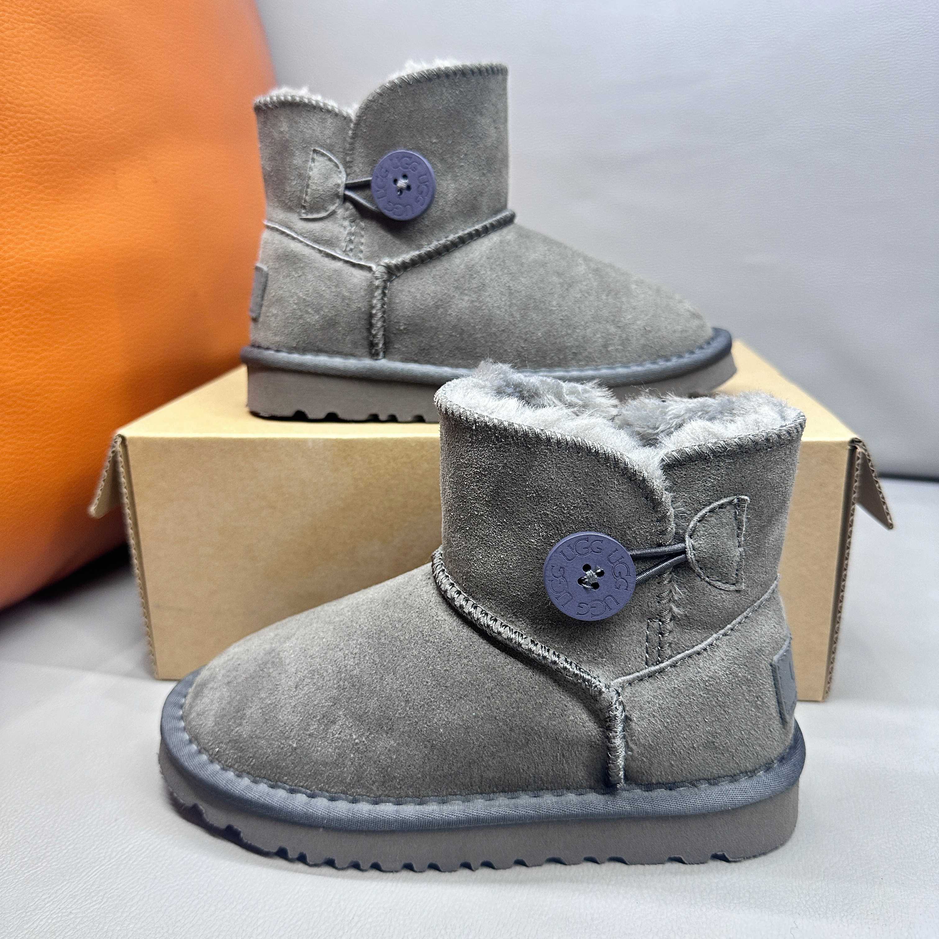 图片[4]-正确版UGG桃木扣儿童亲子雪地靴 ❄️ 尺码：21-37码 五色：栗色 黑色 暮粉色 灰色 巧色 内里防羊毛，保暖又环保♻️ 鞋面采用牛皮材质，保暖舒适❄️ 官网同步EVA大底，防滑耐磨✔️….. 货号：1016422-选品中心