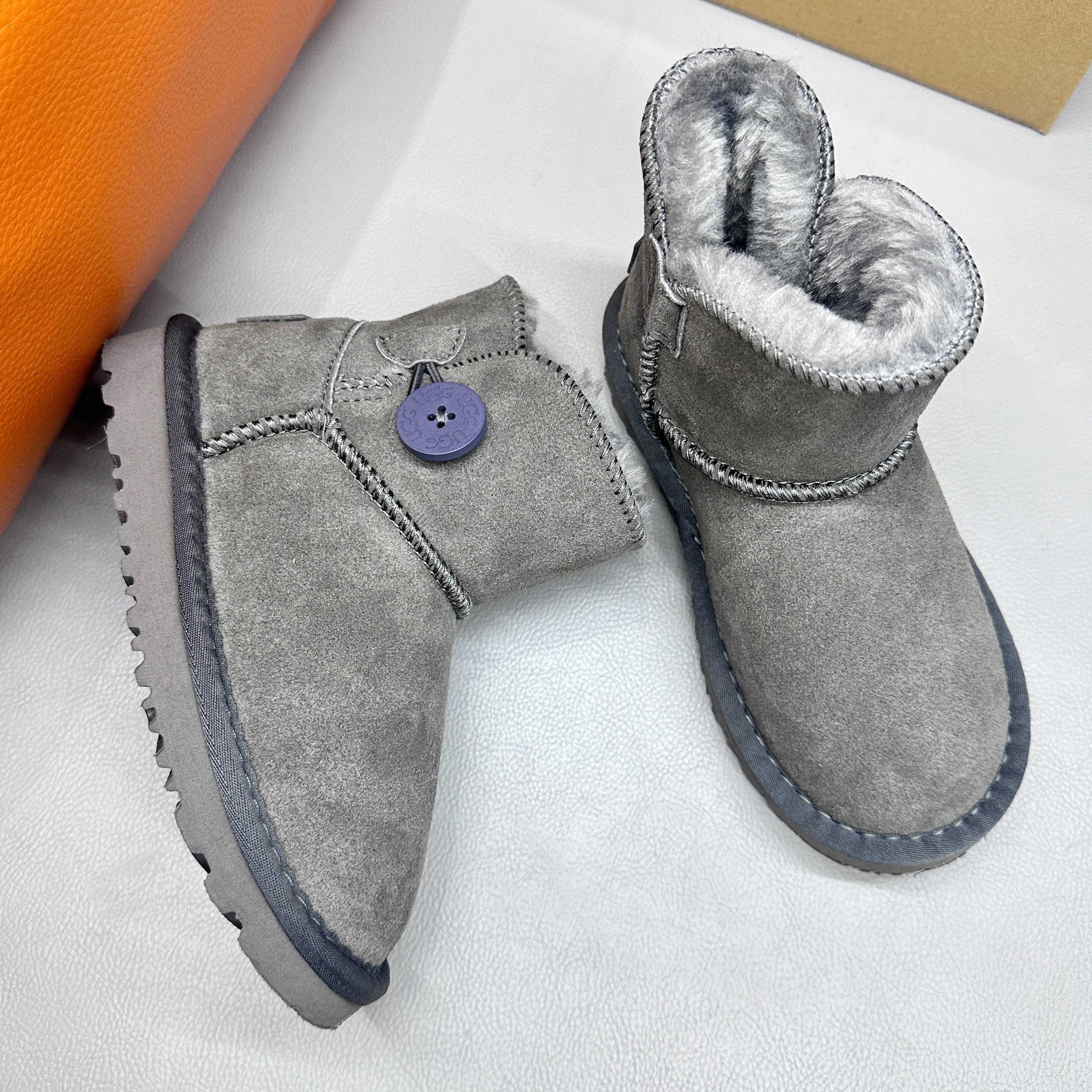 图片[9]-正确版UGG桃木扣儿童亲子雪地靴 ❄️ 尺码：21-37码 五色：栗色 黑色 暮粉色 灰色 巧色 内里防羊毛，保暖又环保♻️ 鞋面采用牛皮材质，保暖舒适❄️ 官网同步EVA大底，防滑耐磨✔️….. 货号：1016422-选品中心