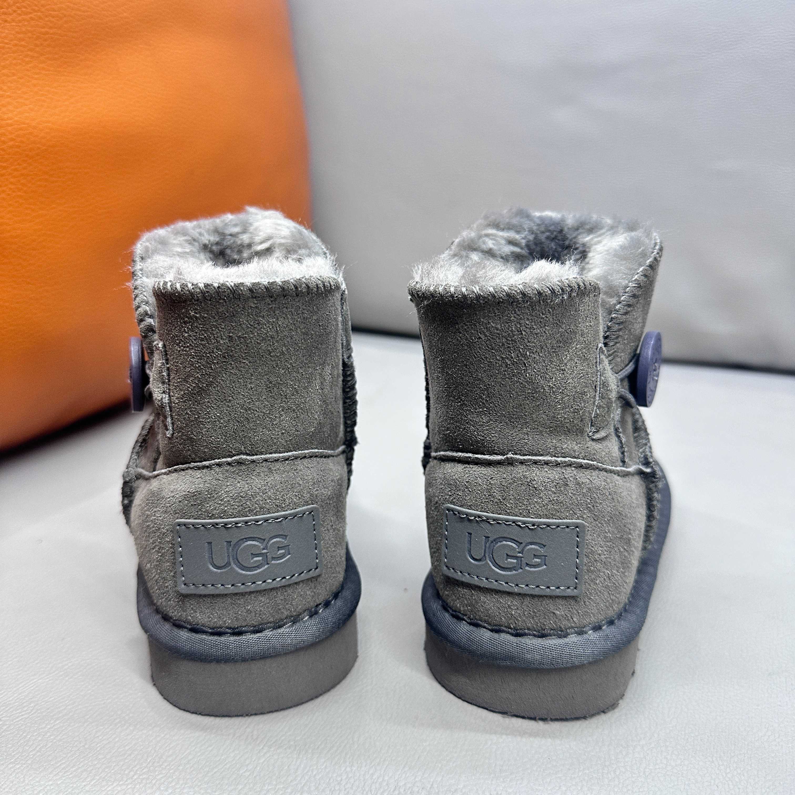 图片[3]-正确版UGG桃木扣儿童亲子雪地靴 ❄️ 尺码：21-37码 五色：栗色 黑色 暮粉色 灰色 巧色 内里防羊毛，保暖又环保♻️ 鞋面采用牛皮材质，保暖舒适❄️ 官网同步EVA大底，防滑耐磨✔️….. 货号：1016422-选品中心