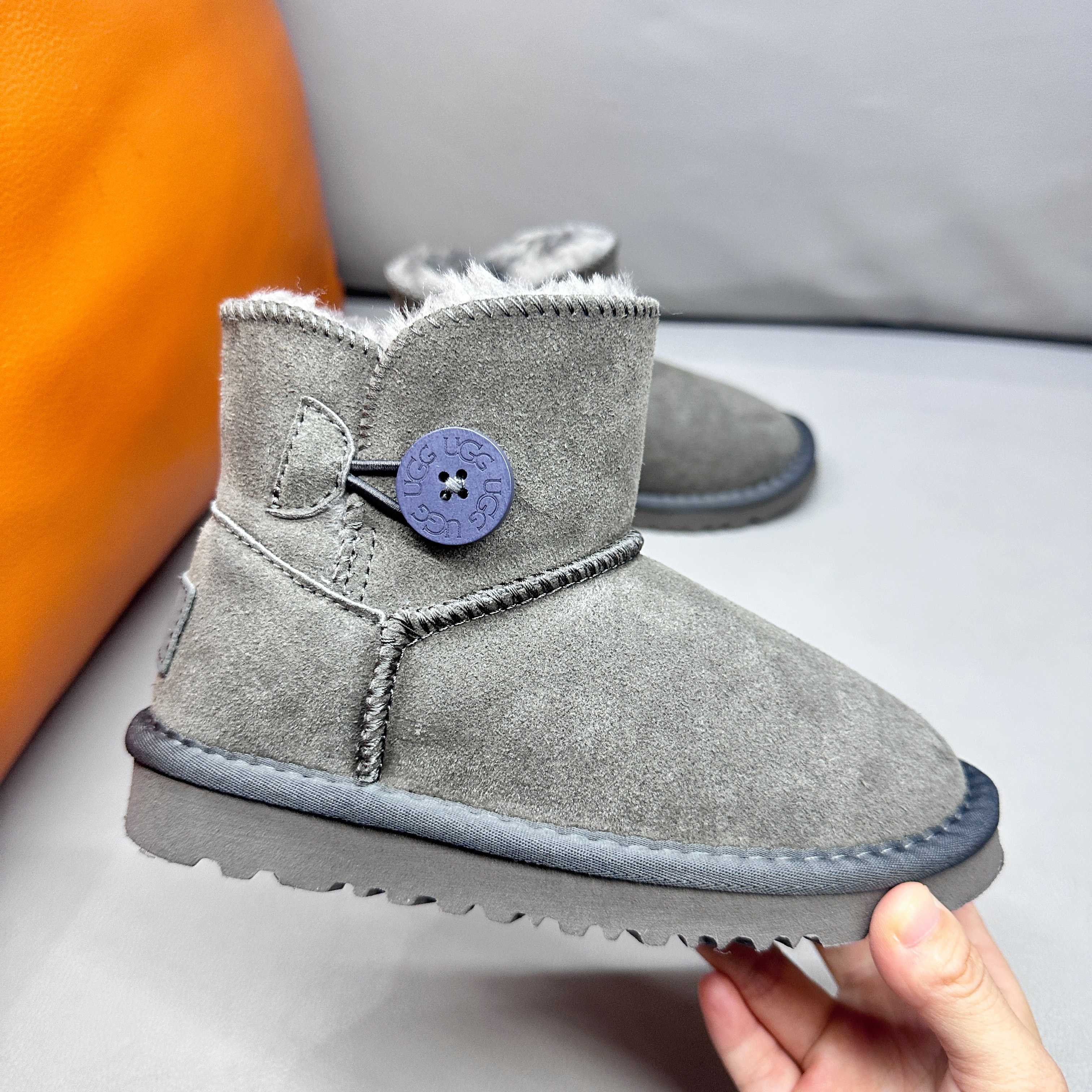 图片[8]-正确版UGG桃木扣儿童亲子雪地靴 ❄️ 尺码：21-37码 五色：栗色 黑色 暮粉色 灰色 巧色 内里防羊毛，保暖又环保♻️ 鞋面采用牛皮材质，保暖舒适❄️ 官网同步EVA大底，防滑耐磨✔️….. 货号：1016422-选品中心