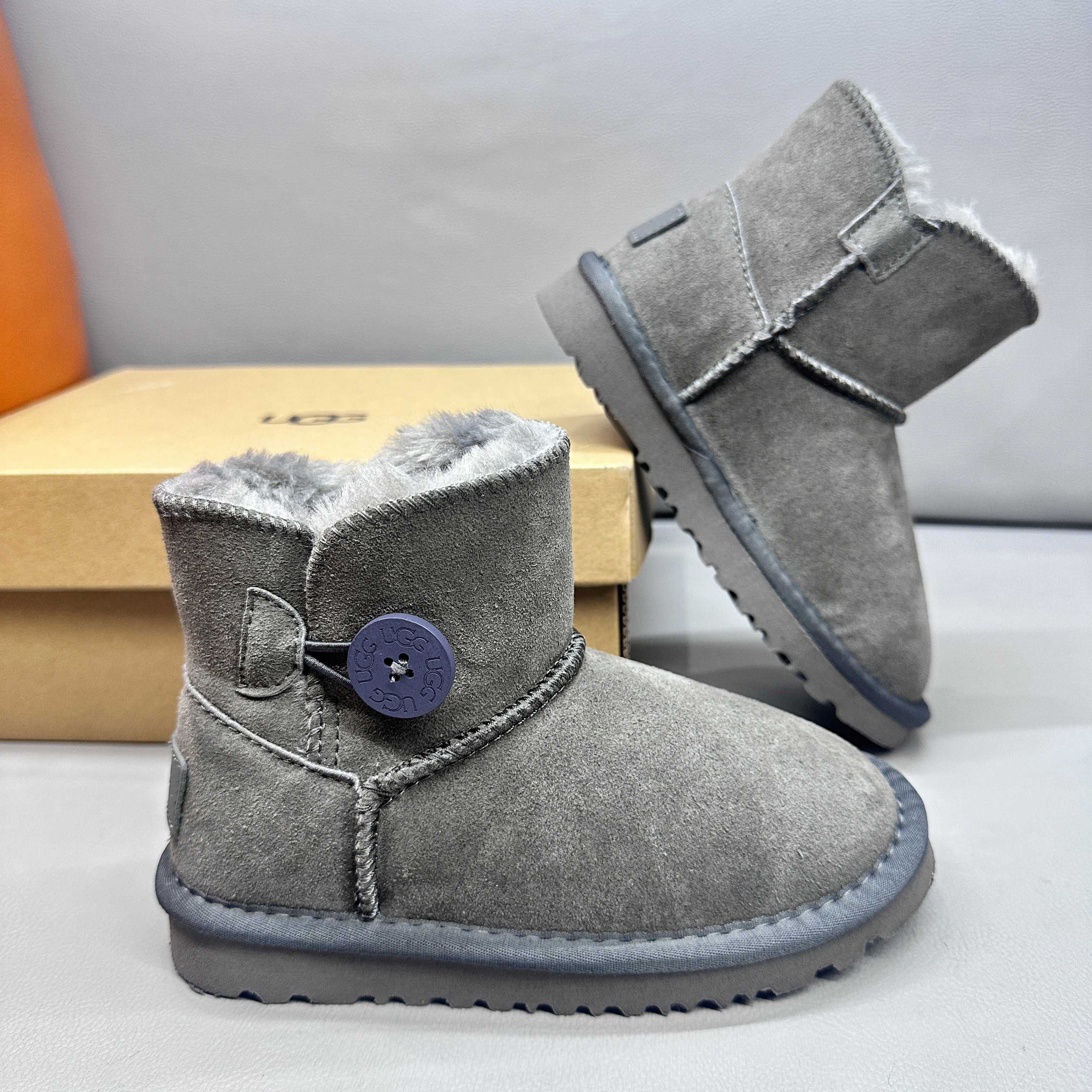 图片[7]-正确版UGG桃木扣儿童亲子雪地靴 ❄️ 尺码：21-37码 五色：栗色 黑色 暮粉色 灰色 巧色 内里防羊毛，保暖又环保♻️ 鞋面采用牛皮材质，保暖舒适❄️ 官网同步EVA大底，防滑耐磨✔️….. 货号：1016422-选品中心