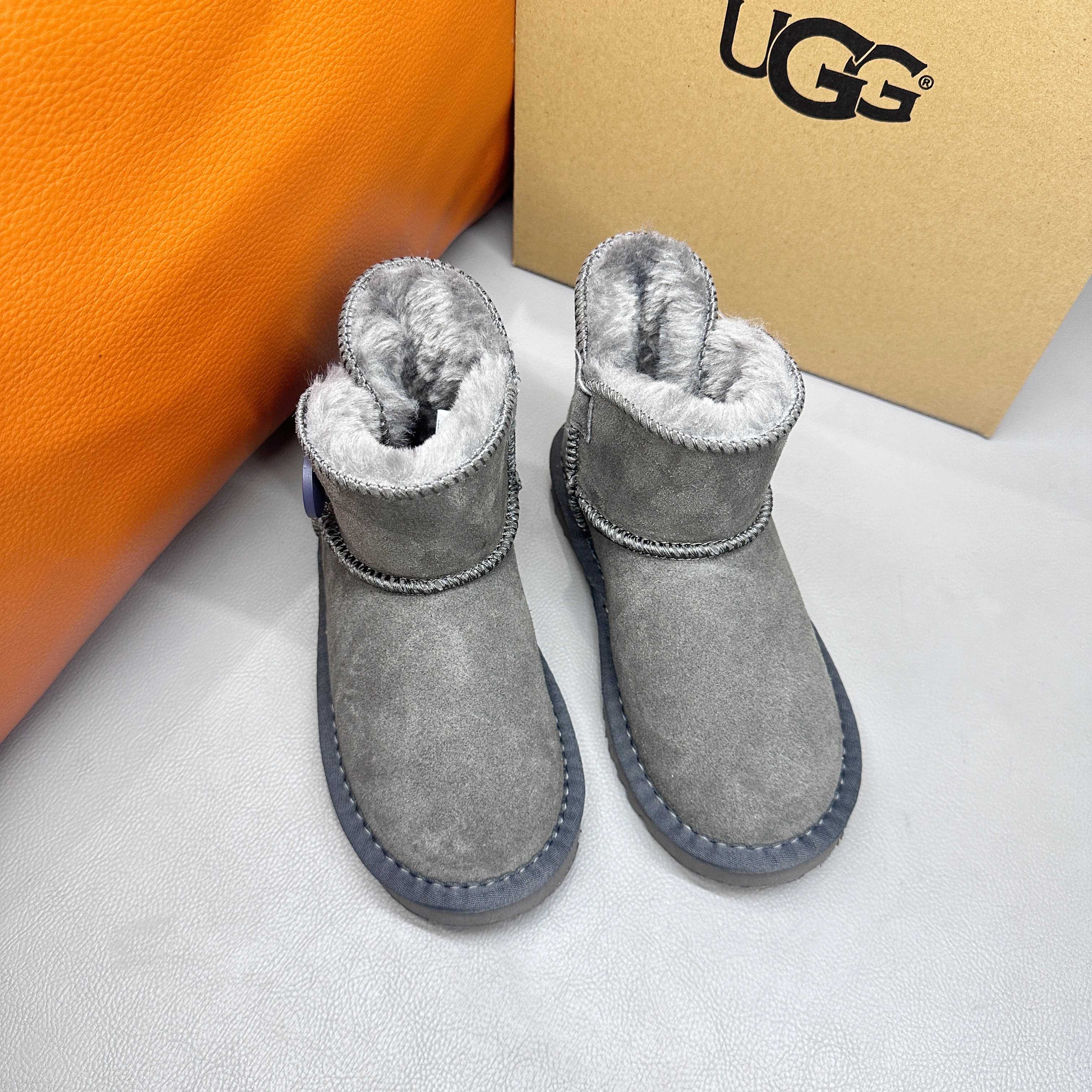 图片[6]-正确版UGG桃木扣儿童亲子雪地靴 ❄️ 尺码：21-37码 五色：栗色 黑色 暮粉色 灰色 巧色 内里防羊毛，保暖又环保♻️ 鞋面采用牛皮材质，保暖舒适❄️ 官网同步EVA大底，防滑耐磨✔️….. 货号：1016422-选品中心