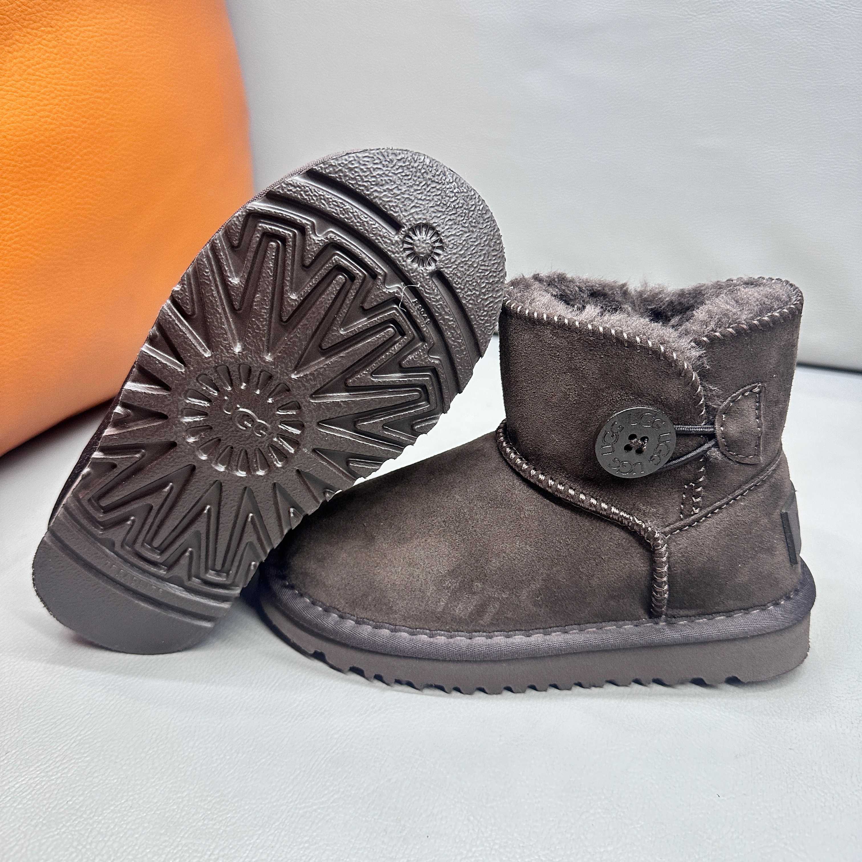 图片[2]-正确版UGG桃木扣儿童亲子雪地靴 ❄️ 尺码：21-37码 五色：栗色 黑色 暮粉色 灰色 巧色 内里防羊毛，保暖又环保♻️ 鞋面采用牛皮材质，保暖舒适❄️ 官网同步EVA大底，防滑耐磨✔️….. 货号：1016422-选品中心