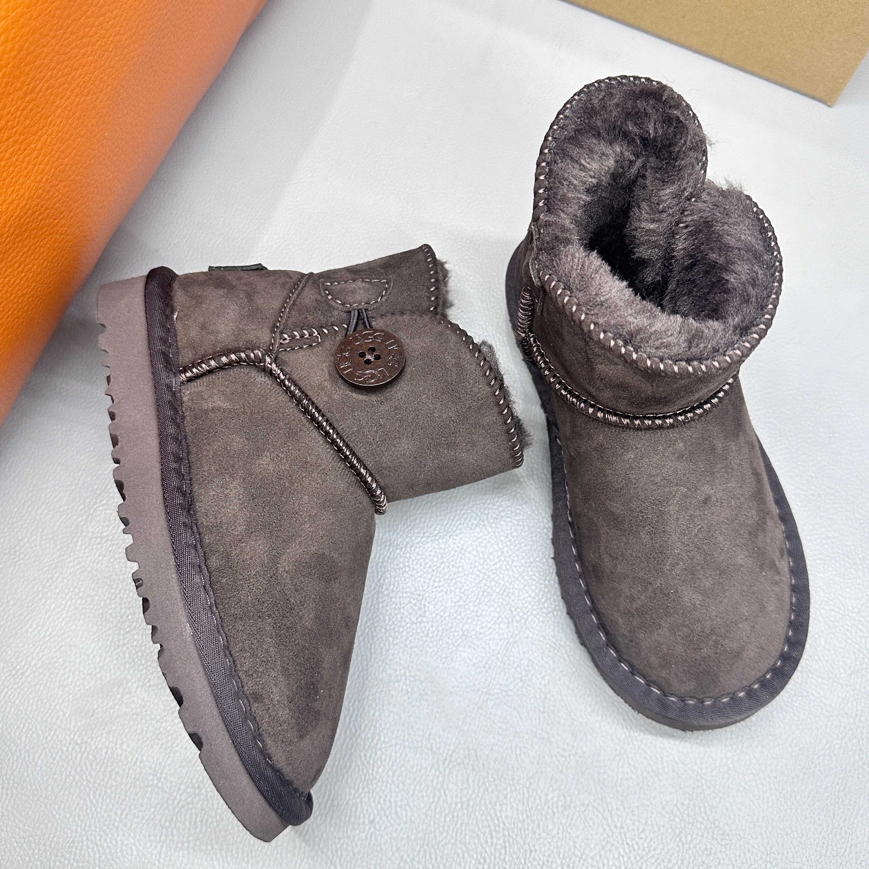 图片[9]-正确版UGG桃木扣儿童亲子雪地靴 ❄️ 尺码：21-37码 五色：栗色 黑色 暮粉色 灰色 巧色 内里防羊毛，保暖又环保♻️ 鞋面采用牛皮材质，保暖舒适❄️ 官网同步EVA大底，防滑耐磨✔️….. 货号：1016422-选品中心