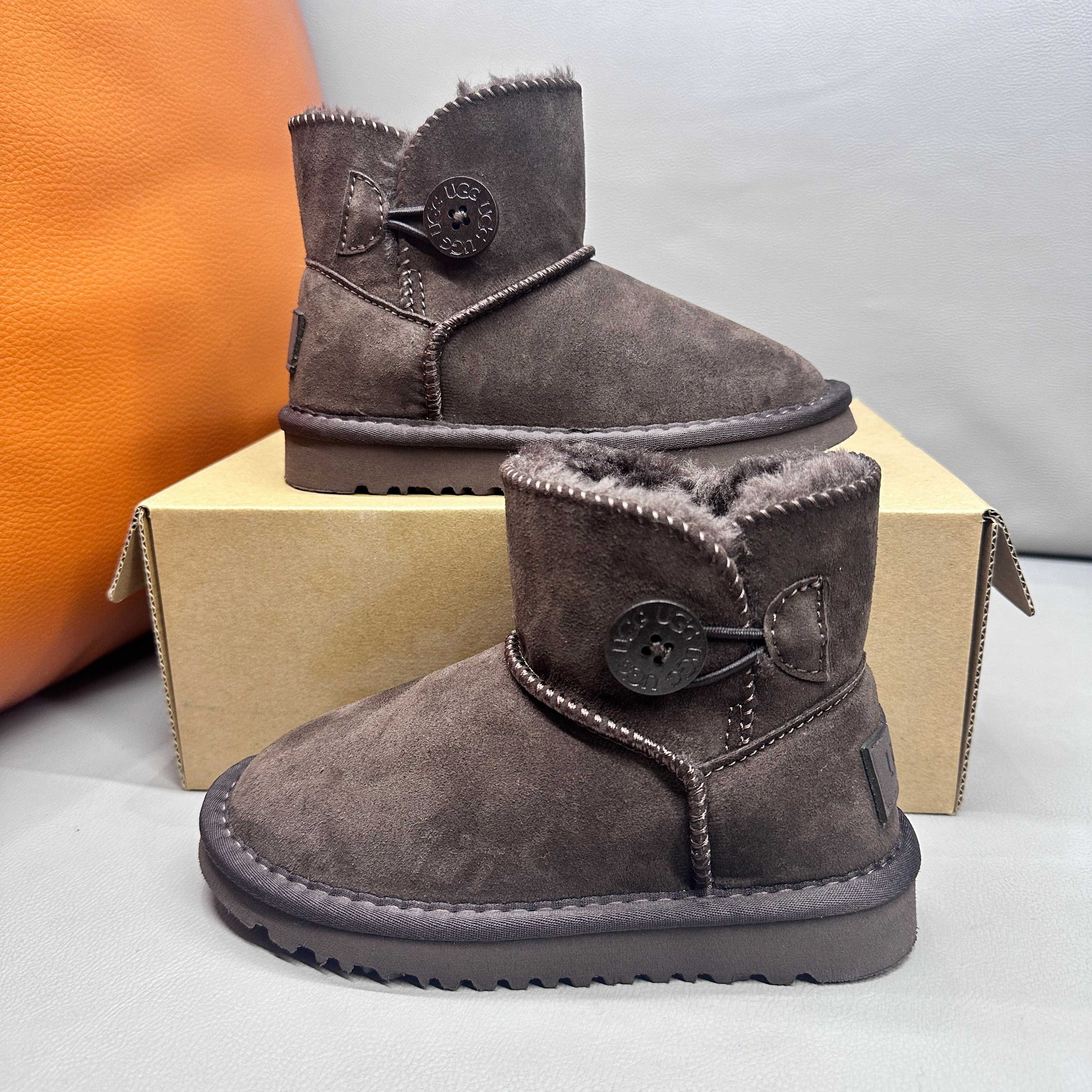 图片[4]-正确版UGG桃木扣儿童亲子雪地靴 ❄️ 尺码：21-37码 五色：栗色 黑色 暮粉色 灰色 巧色 内里防羊毛，保暖又环保♻️ 鞋面采用牛皮材质，保暖舒适❄️ 官网同步EVA大底，防滑耐磨✔️….. 货号：1016422-选品中心