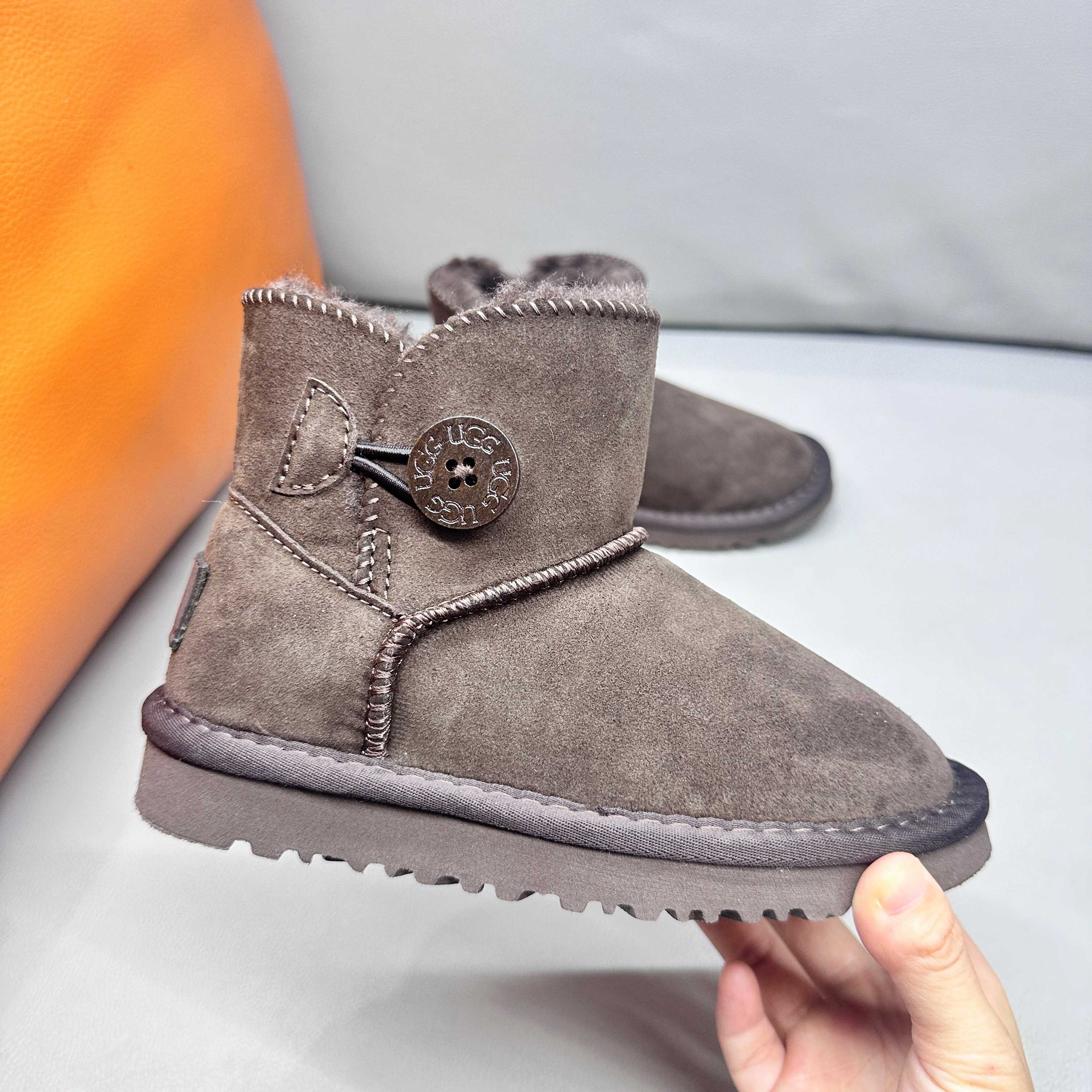 图片[8]-正确版UGG桃木扣儿童亲子雪地靴 ❄️ 尺码：21-37码 五色：栗色 黑色 暮粉色 灰色 巧色 内里防羊毛，保暖又环保♻️ 鞋面采用牛皮材质，保暖舒适❄️ 官网同步EVA大底，防滑耐磨✔️….. 货号：1016422-选品中心