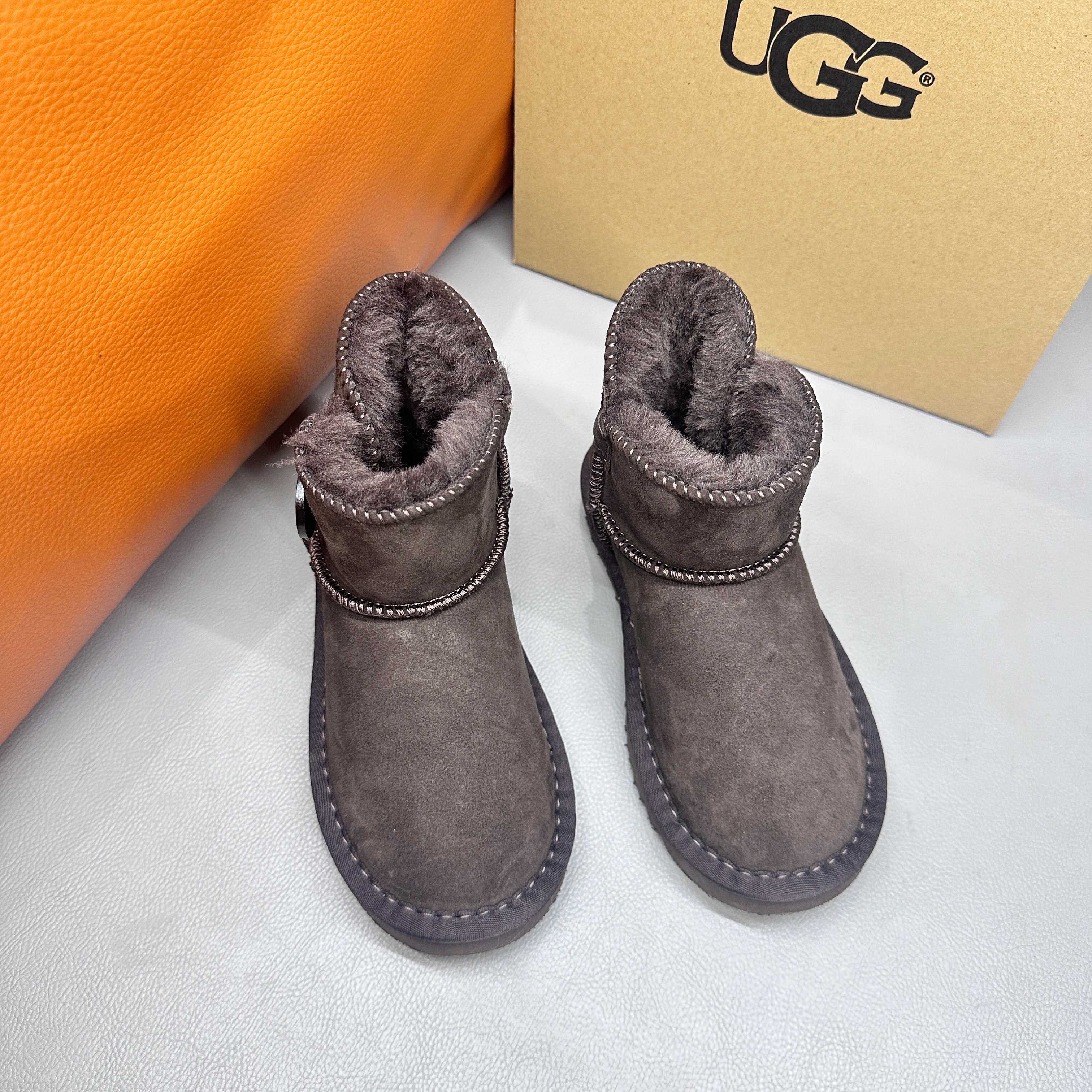 图片[6]-正确版UGG桃木扣儿童亲子雪地靴 ❄️ 尺码：21-37码 五色：栗色 黑色 暮粉色 灰色 巧色 内里防羊毛，保暖又环保♻️ 鞋面采用牛皮材质，保暖舒适❄️ 官网同步EVA大底，防滑耐磨✔️….. 货号：1016422-选品中心