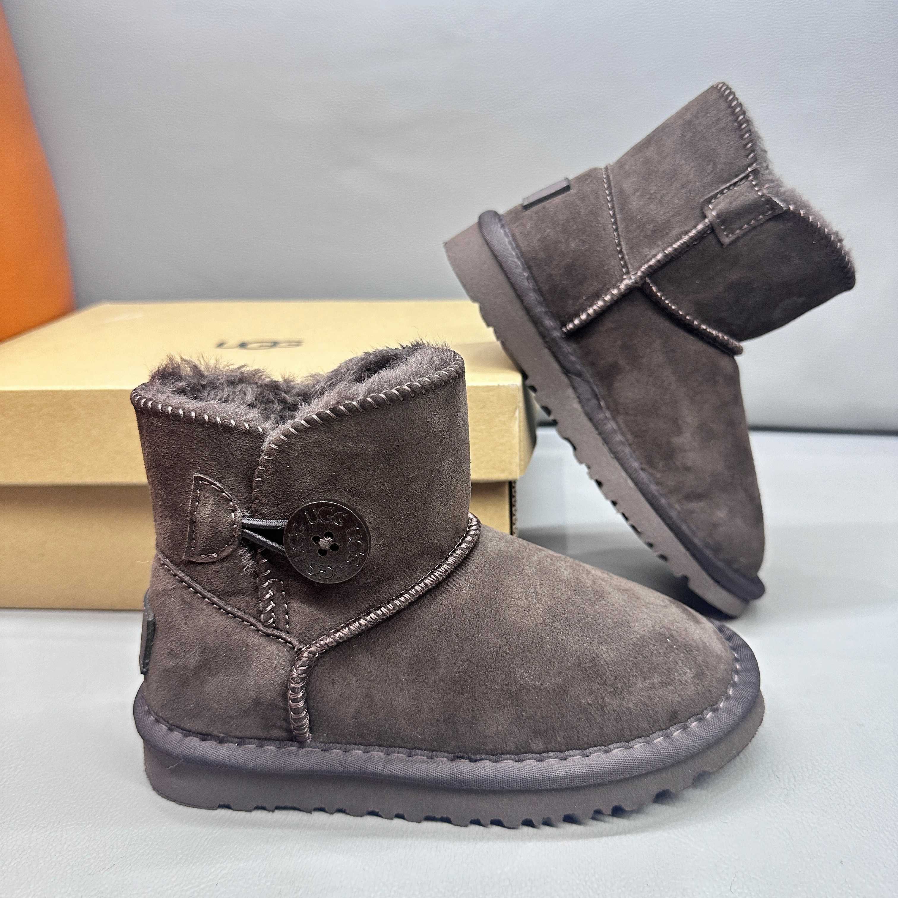 图片[7]-正确版UGG桃木扣儿童亲子雪地靴 ❄️ 尺码：21-37码 五色：栗色 黑色 暮粉色 灰色 巧色 内里防羊毛，保暖又环保♻️ 鞋面采用牛皮材质，保暖舒适❄️ 官网同步EVA大底，防滑耐磨✔️….. 货号：1016422-选品中心