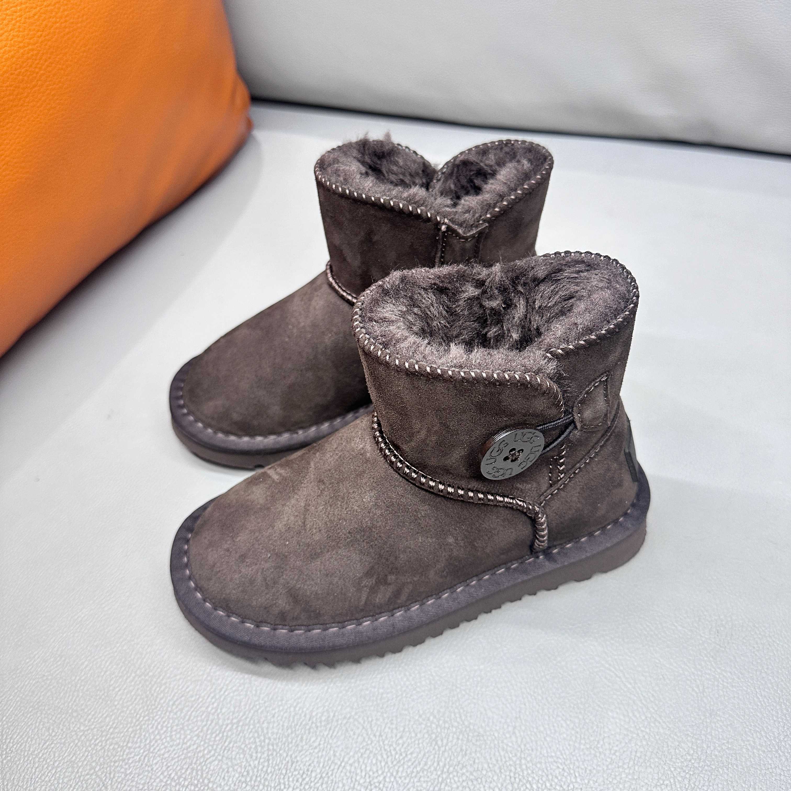 图片[5]-正确版UGG桃木扣儿童亲子雪地靴 ❄️ 尺码：21-37码 五色：栗色 黑色 暮粉色 灰色 巧色 内里防羊毛，保暖又环保♻️ 鞋面采用牛皮材质，保暖舒适❄️ 官网同步EVA大底，防滑耐磨✔️….. 货号：1016422-选品中心