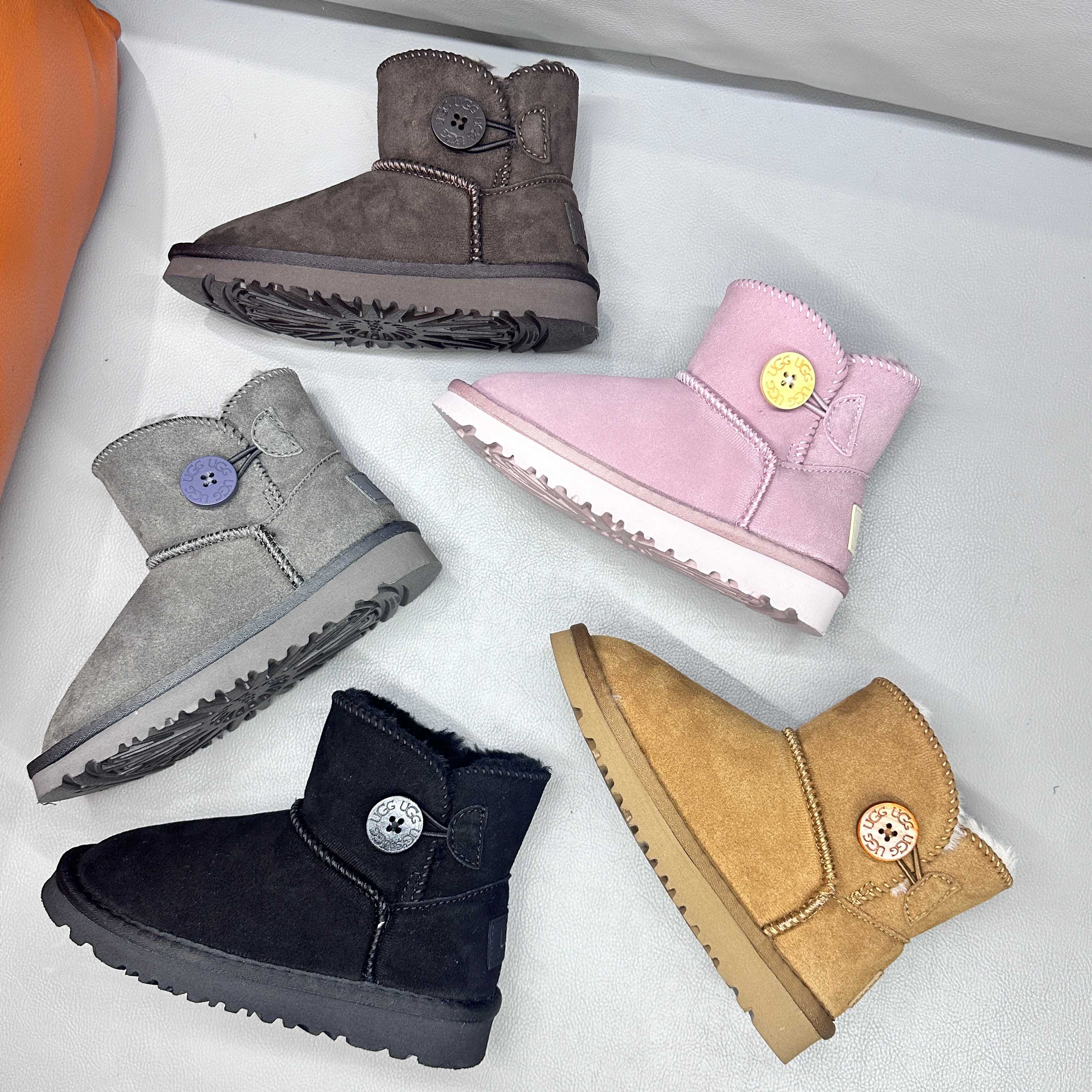 图片[9]-🚦正确版UGG桃木扣儿童亲子雪地靴•尺码表🔻 尺码：21-37 量好脚长才是选码关键✔️ 🚨不同品牌，不同系列的鞋子，鞋码会存在差异，一定要量好宝宝脚长，脚长对照尺码表【参考适合脚长选码数 🚨孩子3个月脚长就会有变化，多花一分钟选码，节省换码一周的时间👊-选品中心