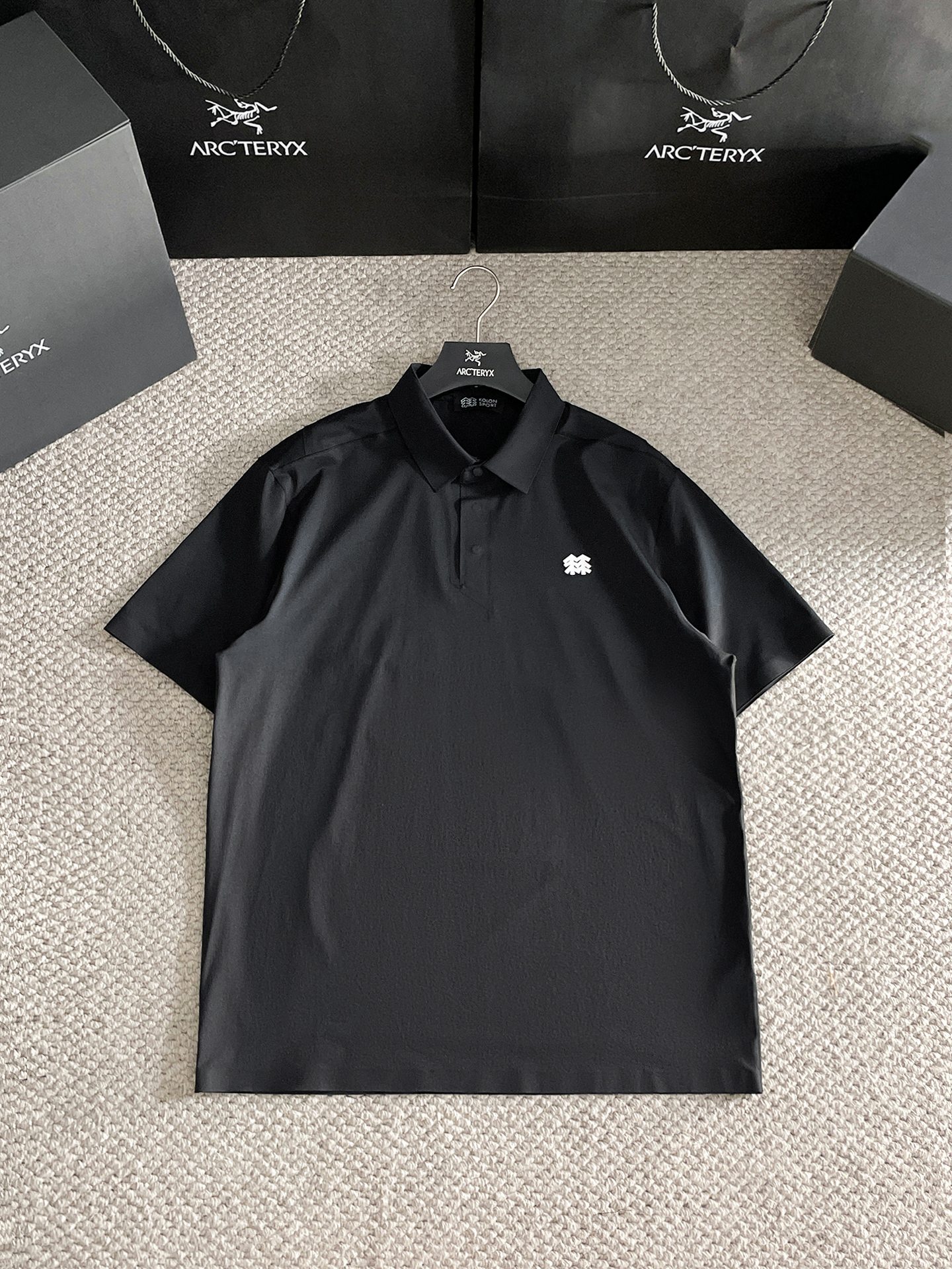 NO:836921,KOLONSPORT quick-drying polo shirt. The special version is really small and the goods are truly the most luxurious. All fabrics, accessories, and hardware are exclusively customized with open molds, truly 1:1 top-quality shipping. Size. Recommended height and weight. L165-170110-125 catties. XL170-180125-145 catties. 2XL175-185145-165 catties.  3XL180-190165-185kg 4XL185-195185-210kg The above data is for reference only. Since the size is measured manually, there is inevitably a 1-3CM error.,,19860909KOLONSPORT可隆速干 polo 衫 特殊版本真正少而又少的货真正做到顶奢 所有面料 辅料 五金 独家开模定制而成,真正1:1顶级出货 码数 推荐身高推荐体重 L165-170110-125斤 XL170-180125-145斤 2XL175-185145-165斤 3XL180-190165-185斤 4XL185-195185-210斤 以上数据仅供参考,由于尺码是手工测量,所以难免存在1-3CM误差.,,,Men's clothing