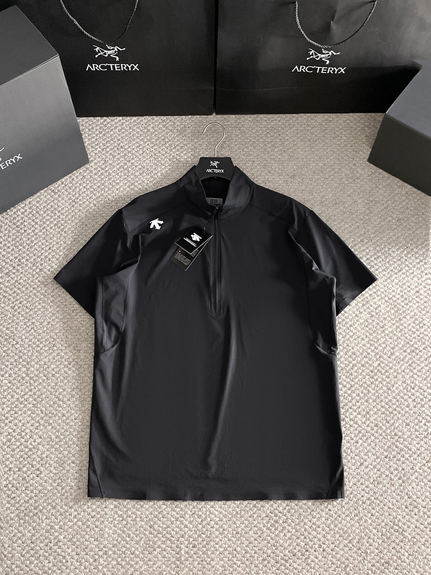 NO:836915,DESCENTE quick-drying stand-up collar short-sleeved special version, truly rare and rare products, truly the ultimate luxury. All fabrics, accessories, and hardware are exclusively custom-made from molds, truly 1:1 top-quality shipments. Size M-XXXL,, T-shirt,19860909迪桑特 DESCENTE 速干 立领短袖 特殊版本真正少而又少的货真正做到顶奢 所有面料 辅料 五金 独家开模定制而成,真正1:1顶级出货 码数 M-XXXL,,T-shirt,,Men's clothing