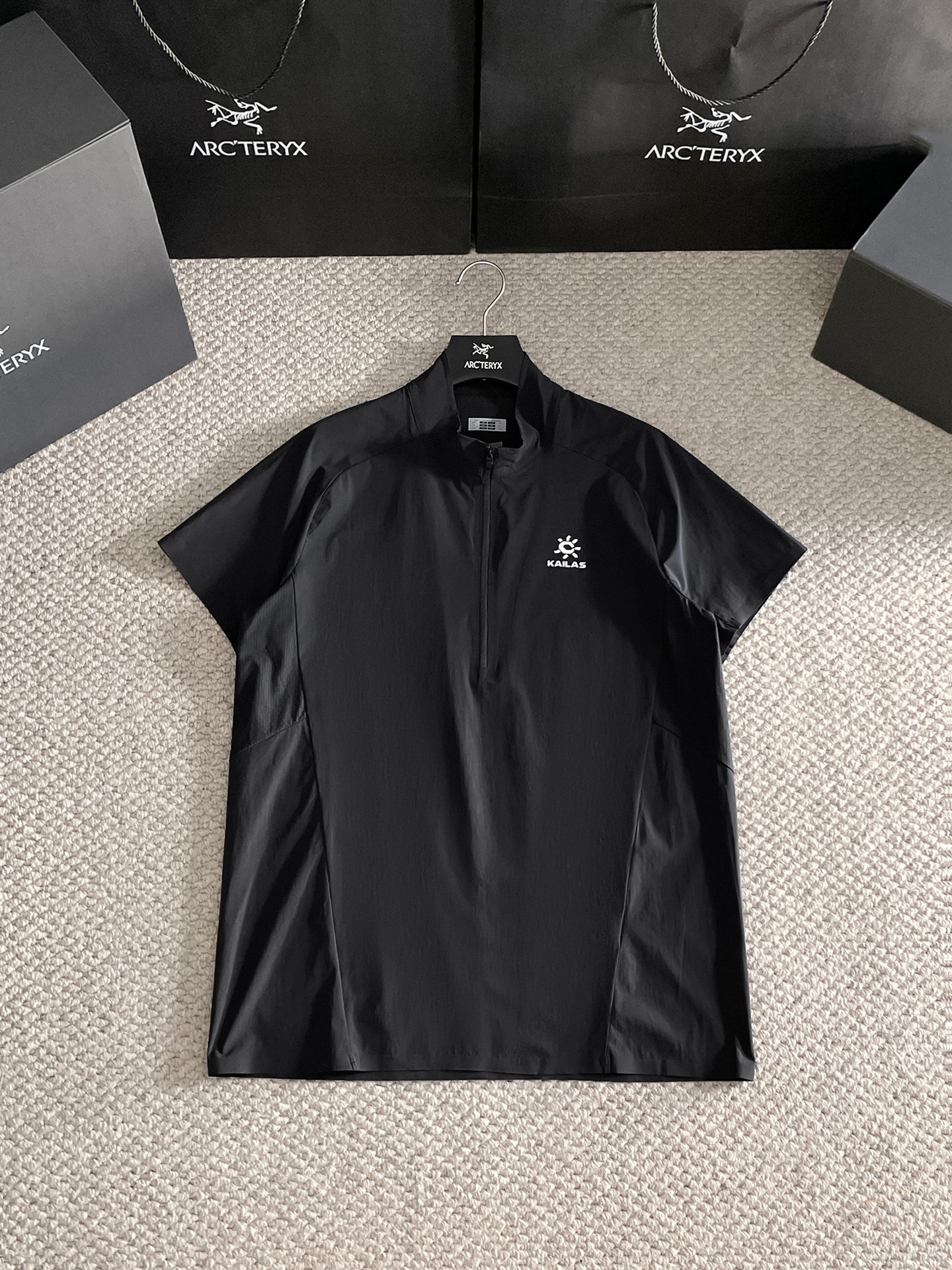 NO:836910,KAILAS quick-drying stand-up collar zipper short-sleeves. The special version is truly rare and the few products are truly the ultimate luxury. All fabrics, accessories, and hardware are exclusively customized by mold opening, and are truly 1:1 top-notch products. Size M-XXXL,, T-shirt,19860909KAILAS 凯乐石 速干 立领拉链短袖 特殊版本真正少而又少的货真正做到顶奢 所有面料 辅料 五金 独家开模定制而成,真正1:1顶级出货 码数 M-XXXL,,T-shirt,,Men's clothing