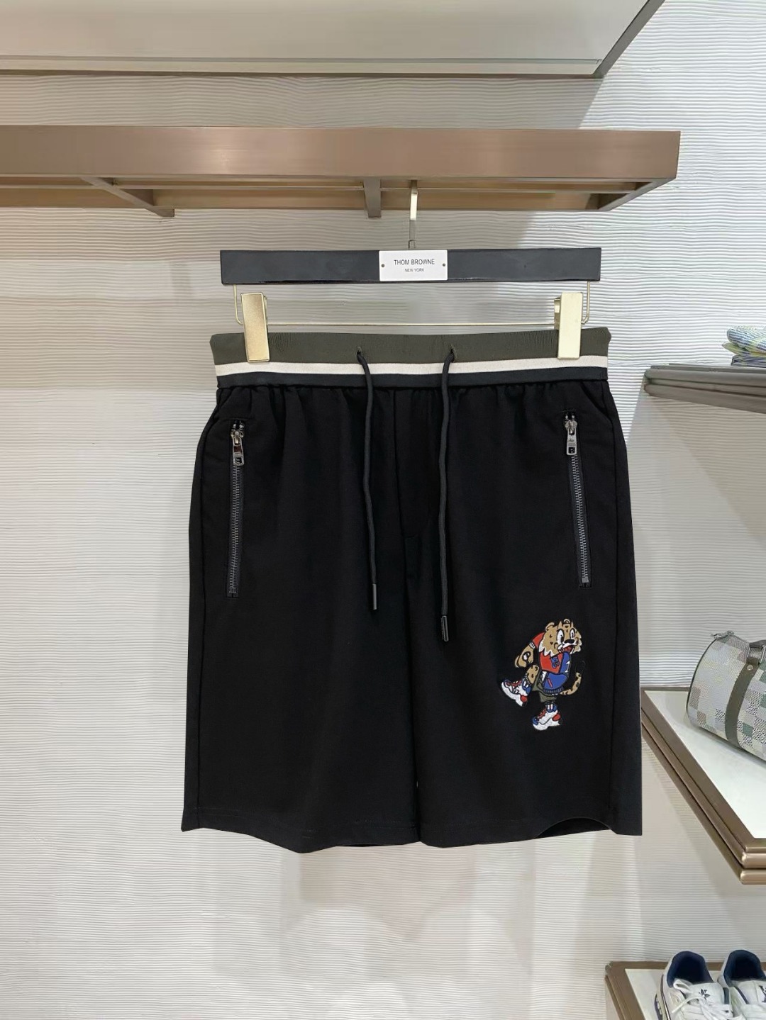 NO:847802,DG 2026 spring and summer new men's casual shorts, three-quarter pants, high-end goods, simple, fashionable and generous, customized original imported fabrics, simple and refreshing, high-quality workmanship details, can withstand any form of inspection, simple and generous, versatile style, elegant and handsome upper body, brand new sense of sight!  The appearance is incomparable, the details are in place, and the upper body is not picky!  Code number M-3xL,,shorts,19860909DG 2026春夏新款男士休闲短裤 五分裤 高端货简洁时尚大方定制原版进口面料简洁利落又清爽品质做工细节经得起任何形式检验简约大方百搭款 上身优雅帅气,焕然一新的即视感！品相无敌,细节都很到位,上身不挑人！ 码数M-3xL,,shorts,,Men's clothing