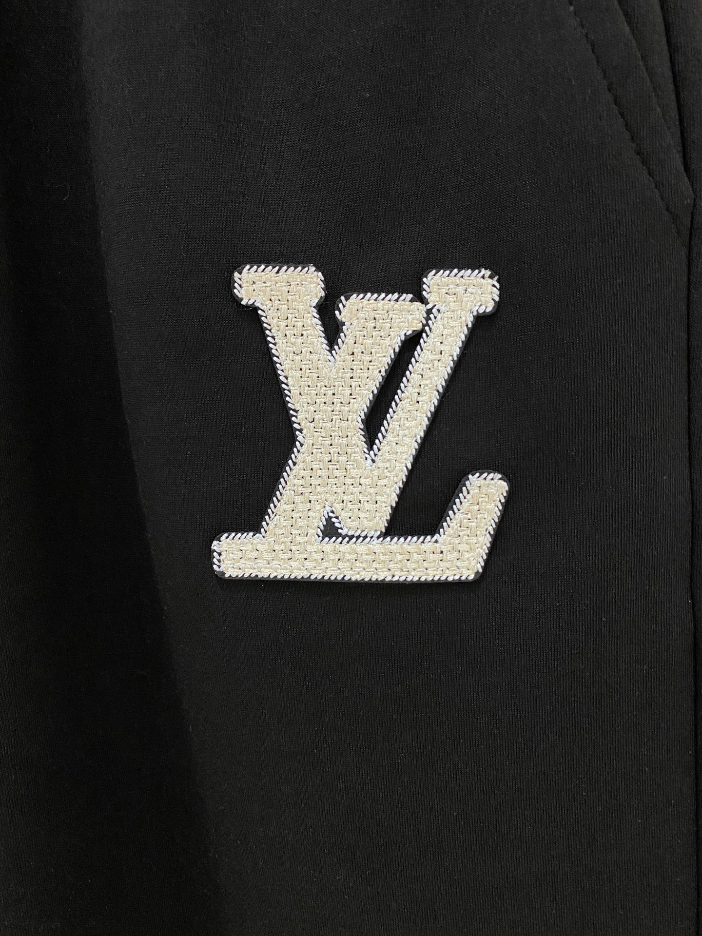 LV 2026春夏新款男士休闲短裤 五分裤 高端货简洁时尚大方定制原版进口面料简洁利落又清爽品质做工细节