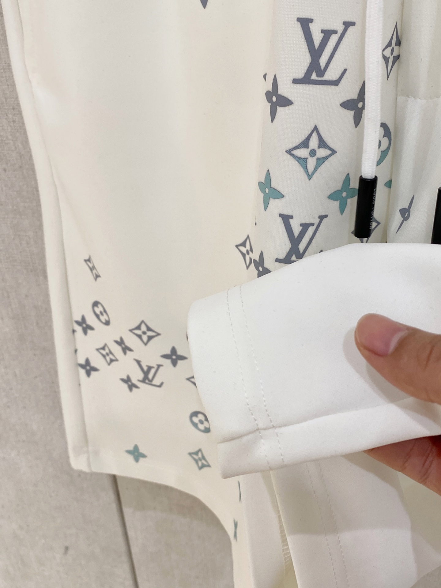 LV 2026春夏新款男士休闲短裤 五分裤 高端货简洁时尚大方定制原版进口面料简洁利落又清爽品质做工细节