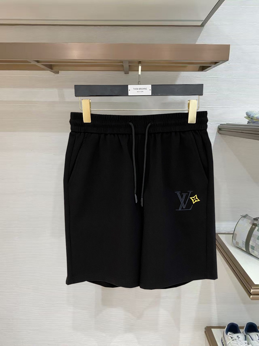 LV 2026春夏新款男士休闲短裤 五分裤 高端货简洁时尚大方定制原版进口面料简洁利落又清爽品质做工细节