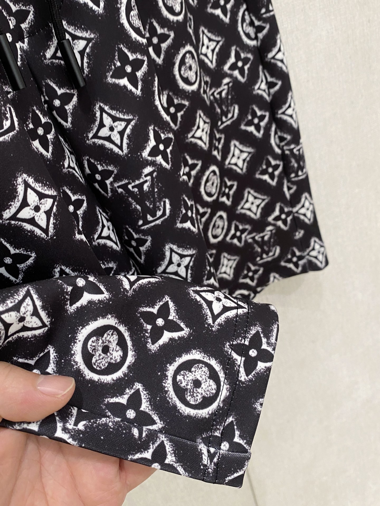LV 2026春夏新款男士休闲短裤 五分裤 高端货简洁时尚大方定制原版进口面料简洁利落又清爽品质做工细节
