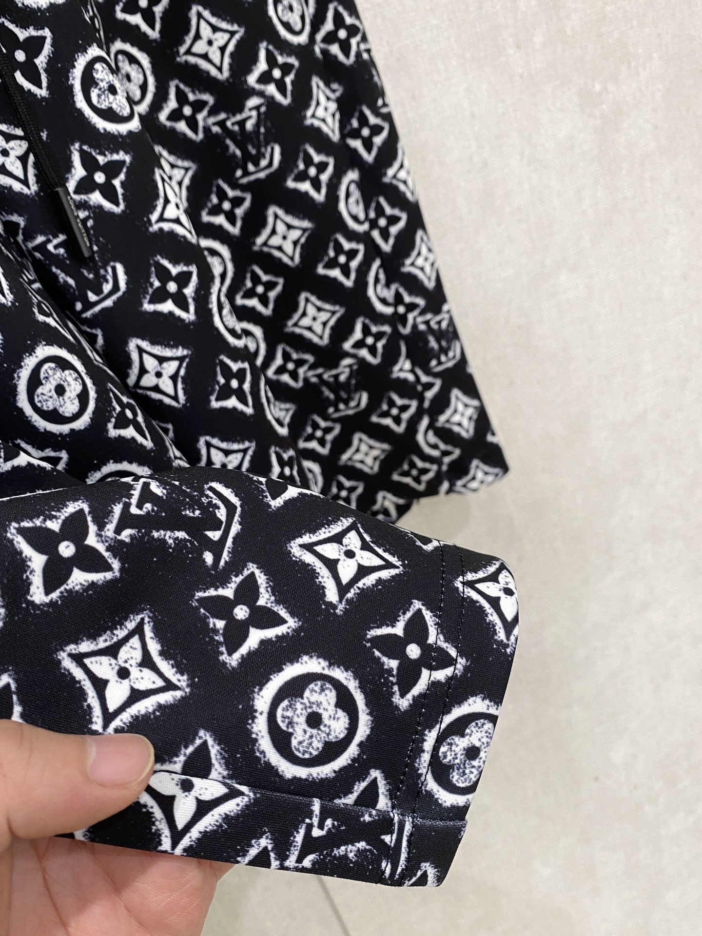 LV 2026春夏新款男士休闲短裤 五分裤 高端货简洁时尚大方定制原版进口面料简洁利落又清爽品质做工细节