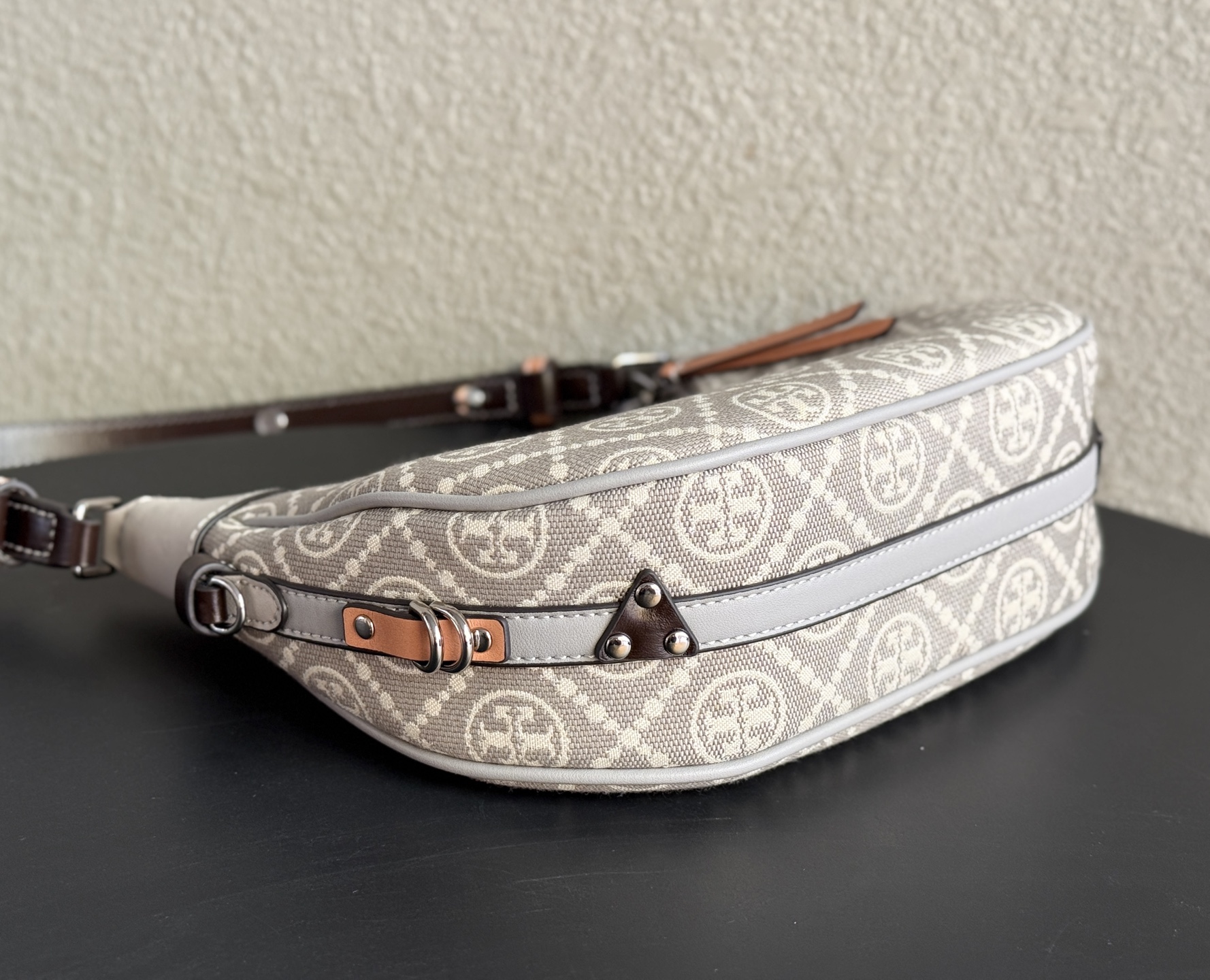 Tory Burch ～1630 灰色老花 TORY BURCH T MONOGRAM CRESCENT BAG新款腋下包