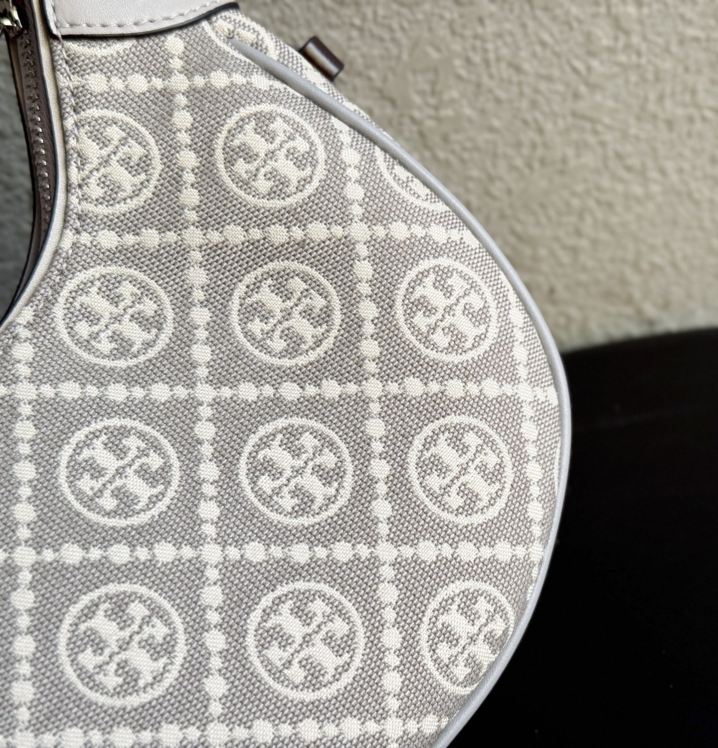 Tory Burch ～1630 灰色老花 TORY BURCH T MONOGRAM CRESCENT BAG新款腋下包
