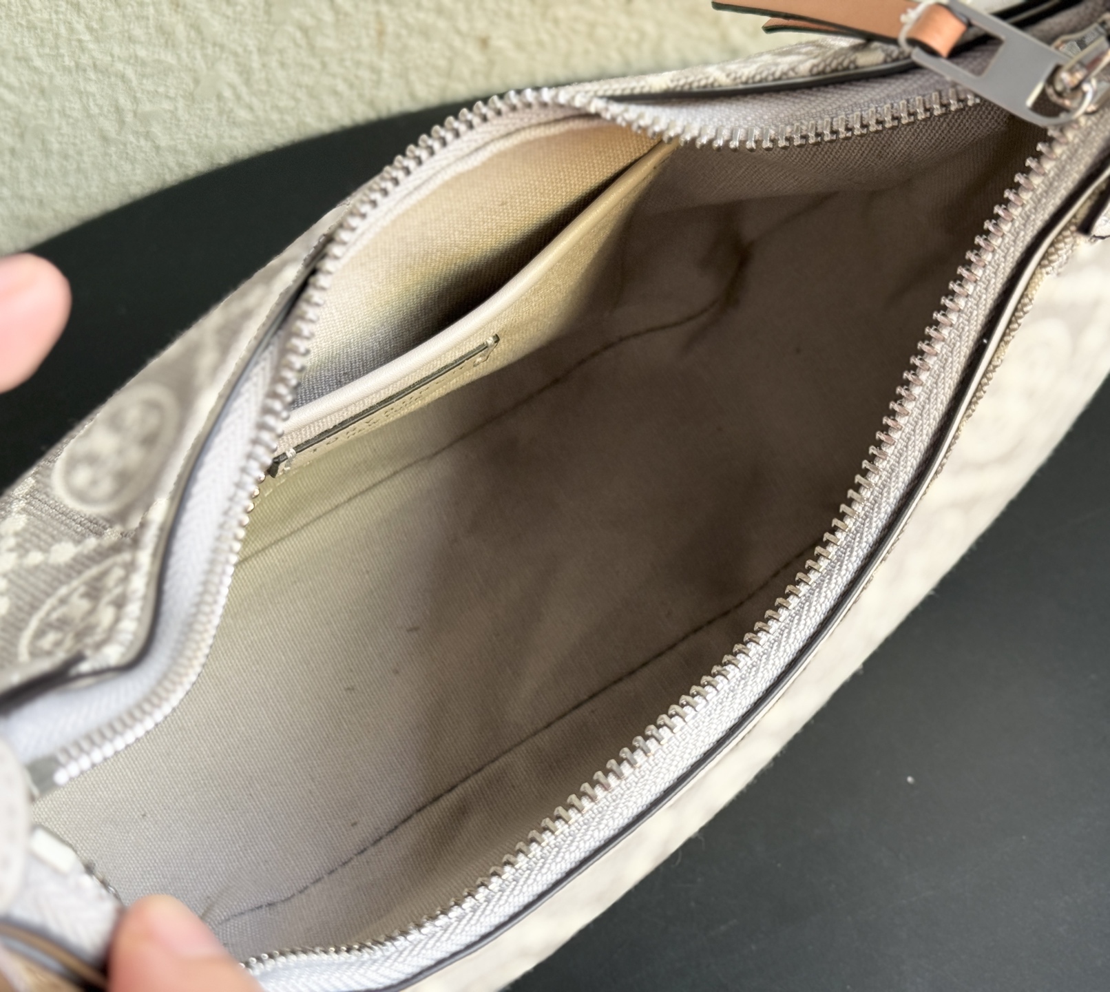 Tory Burch ～1630 灰色老花 TORY BURCH T MONOGRAM CRESCENT BAG新款腋下包