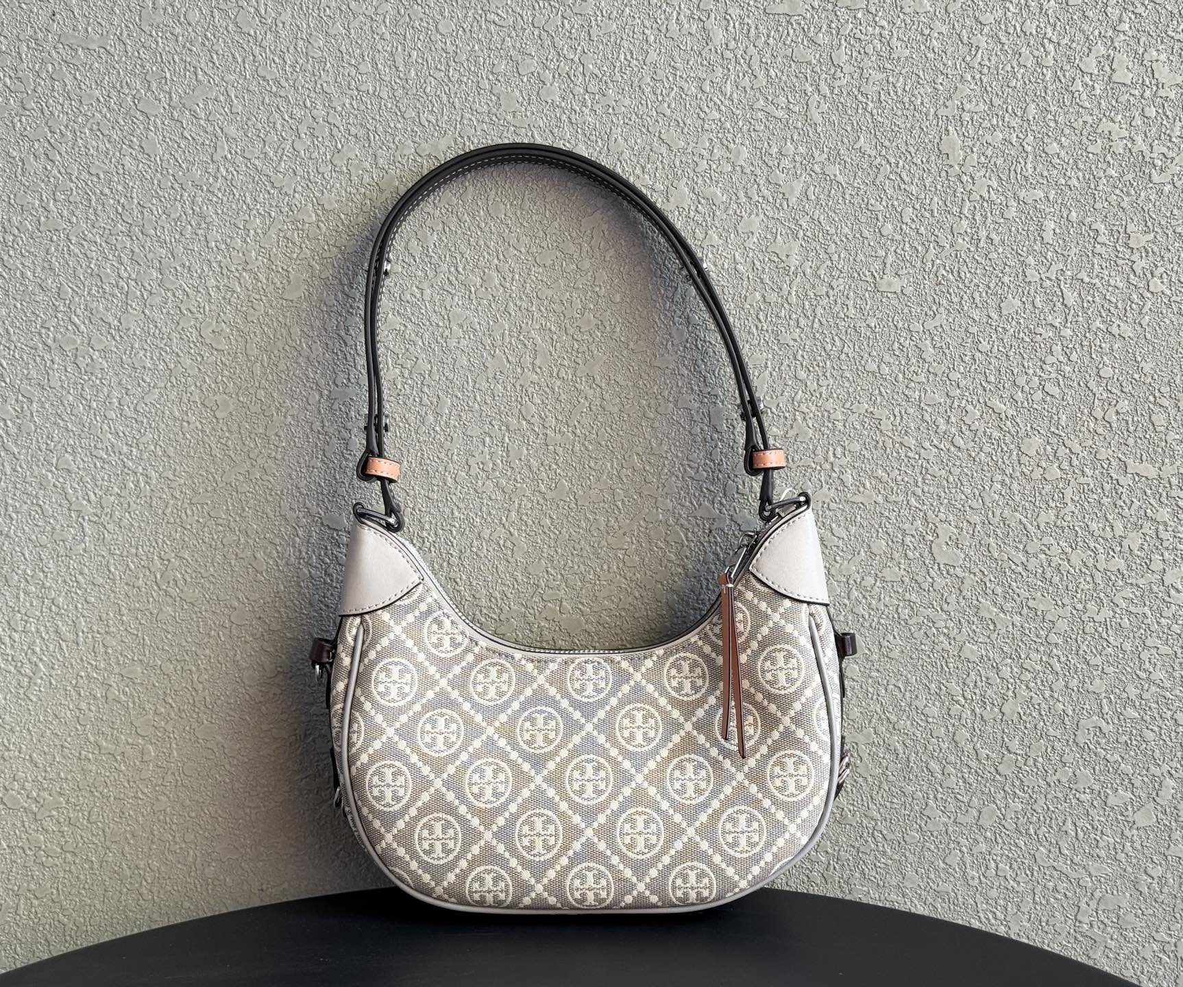 Tory Burch ～1630 灰色老花 TORY BURCH T MONOGRAM CRESCENT BAG新款腋下包