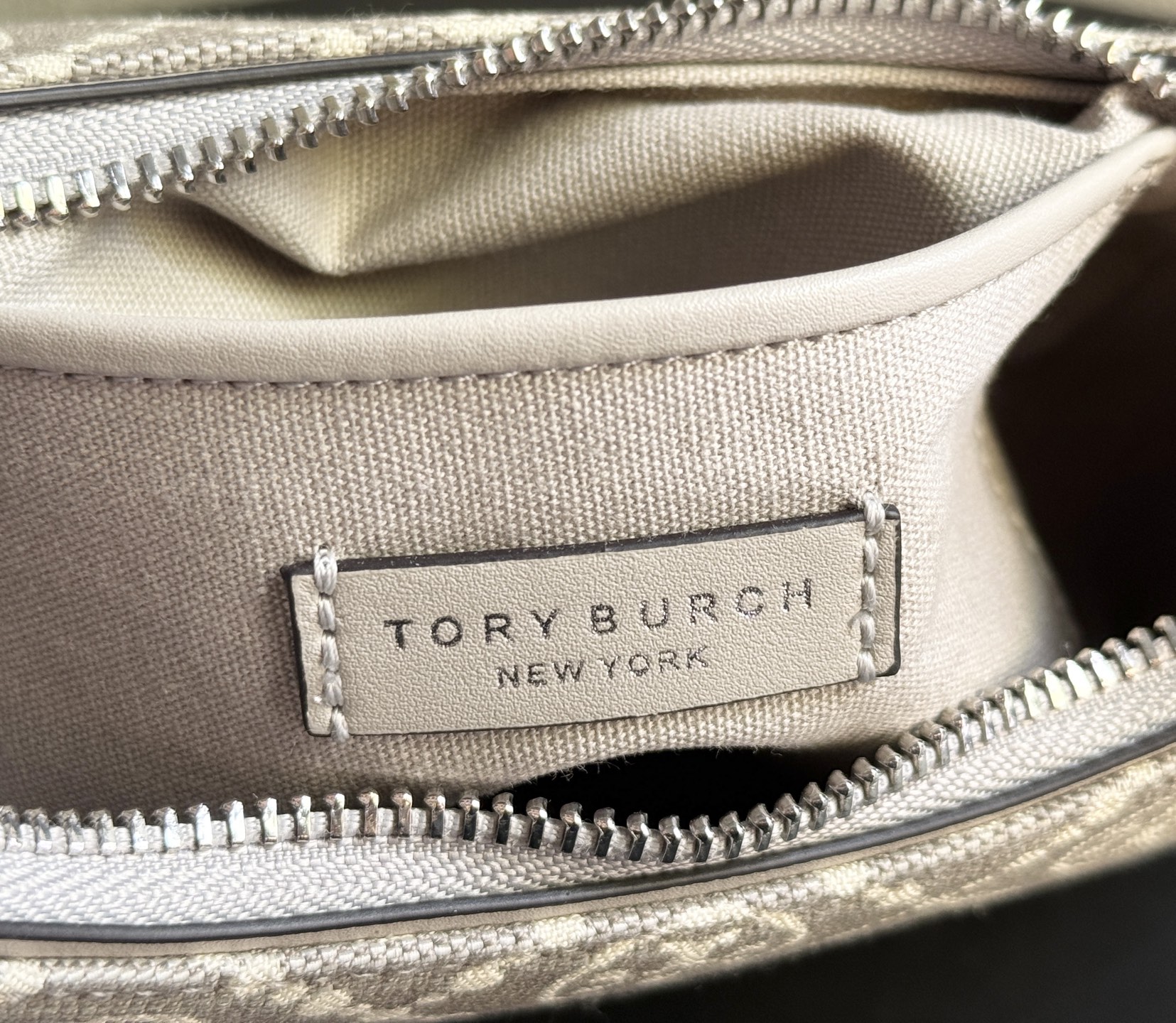 Tory Burch ～1630 灰色老花 TORY BURCH T MONOGRAM CRESCENT BAG新款腋下包