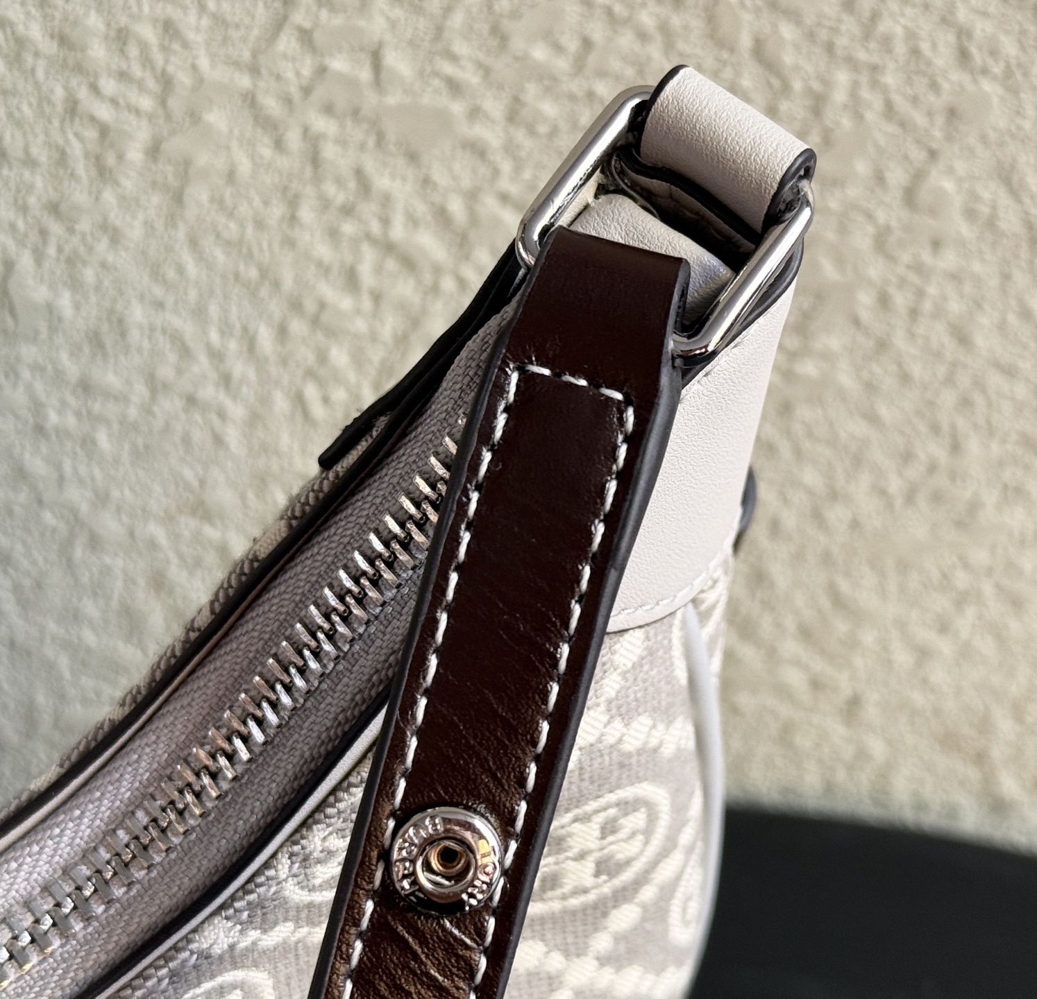 Tory Burch ～1630 灰色老花 TORY BURCH T MONOGRAM CRESCENT BAG新款腋下包