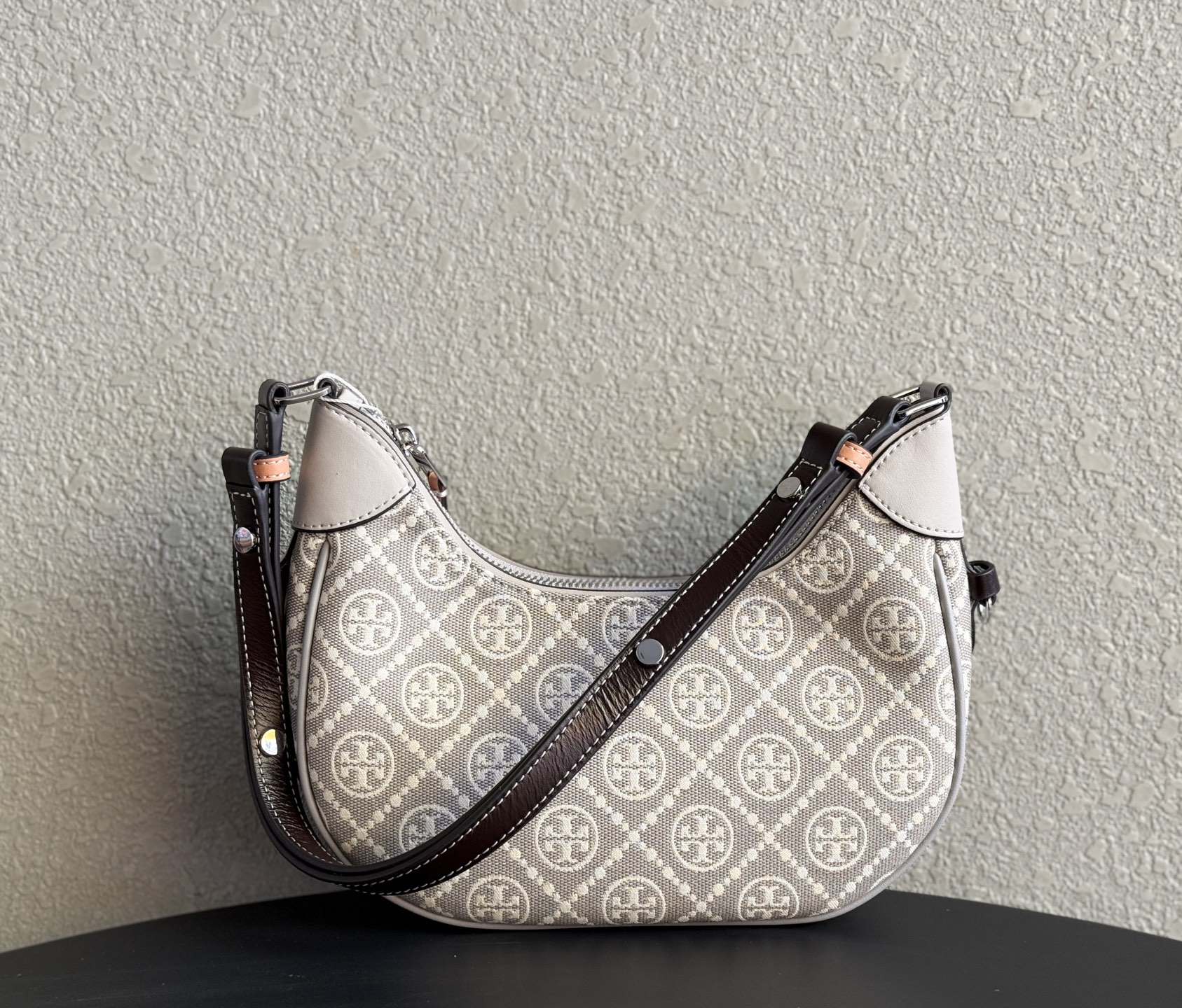 Tory Burch ～1630 灰色老花 TORY BURCH T MONOGRAM CRESCENT BAG新款腋下包