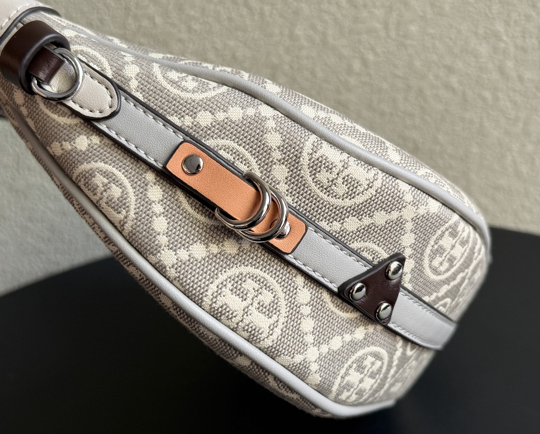 Tory Burch ～1630 灰色老花 TORY BURCH T MONOGRAM CRESCENT BAG新款腋下包