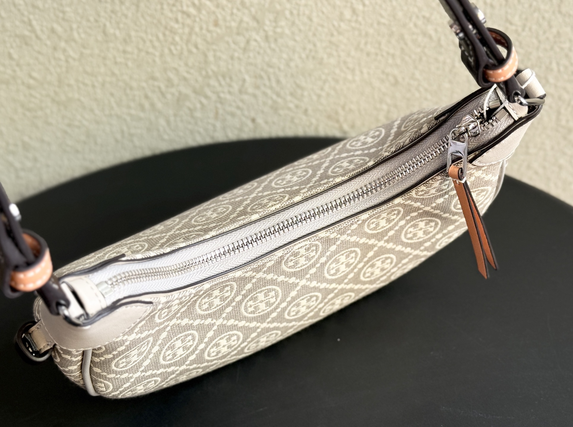 Tory Burch ～1630 灰色老花 TORY BURCH T MONOGRAM CRESCENT BAG新款腋下包