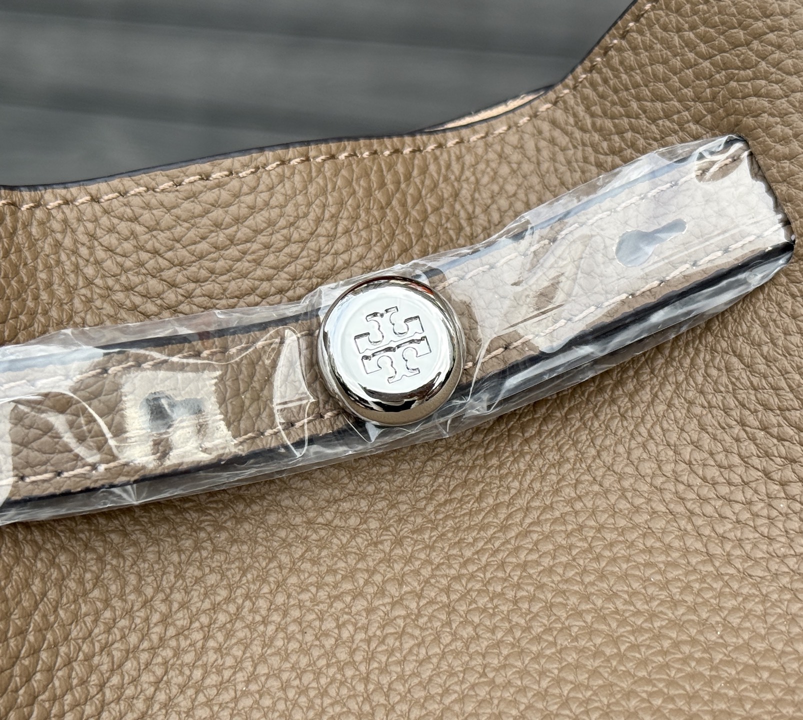 Tory Burch ～923【大象灰】TORY BURCH ROMY PEBBLED BUCKET BAG手提包