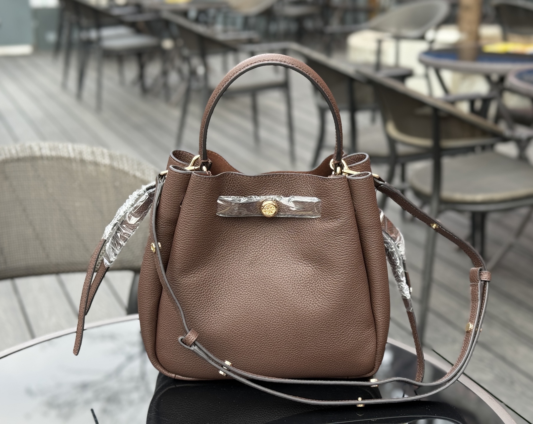 Tory Burch ～923【酒棕色】TORY BURCH ROMY PEBBLED BUCKET BAG手提包