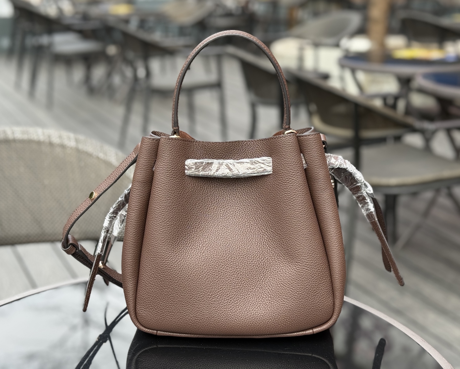 Tory Burch ～923【酒棕色】TORY BURCH ROMY PEBBLED BUCKET BAG手提包