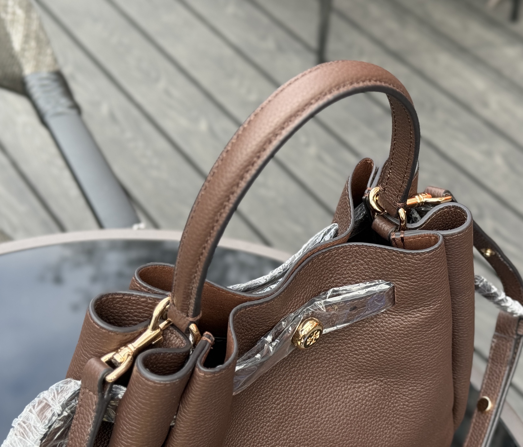 Tory Burch ～923【酒棕色】TORY BURCH ROMY PEBBLED BUCKET BAG手提包