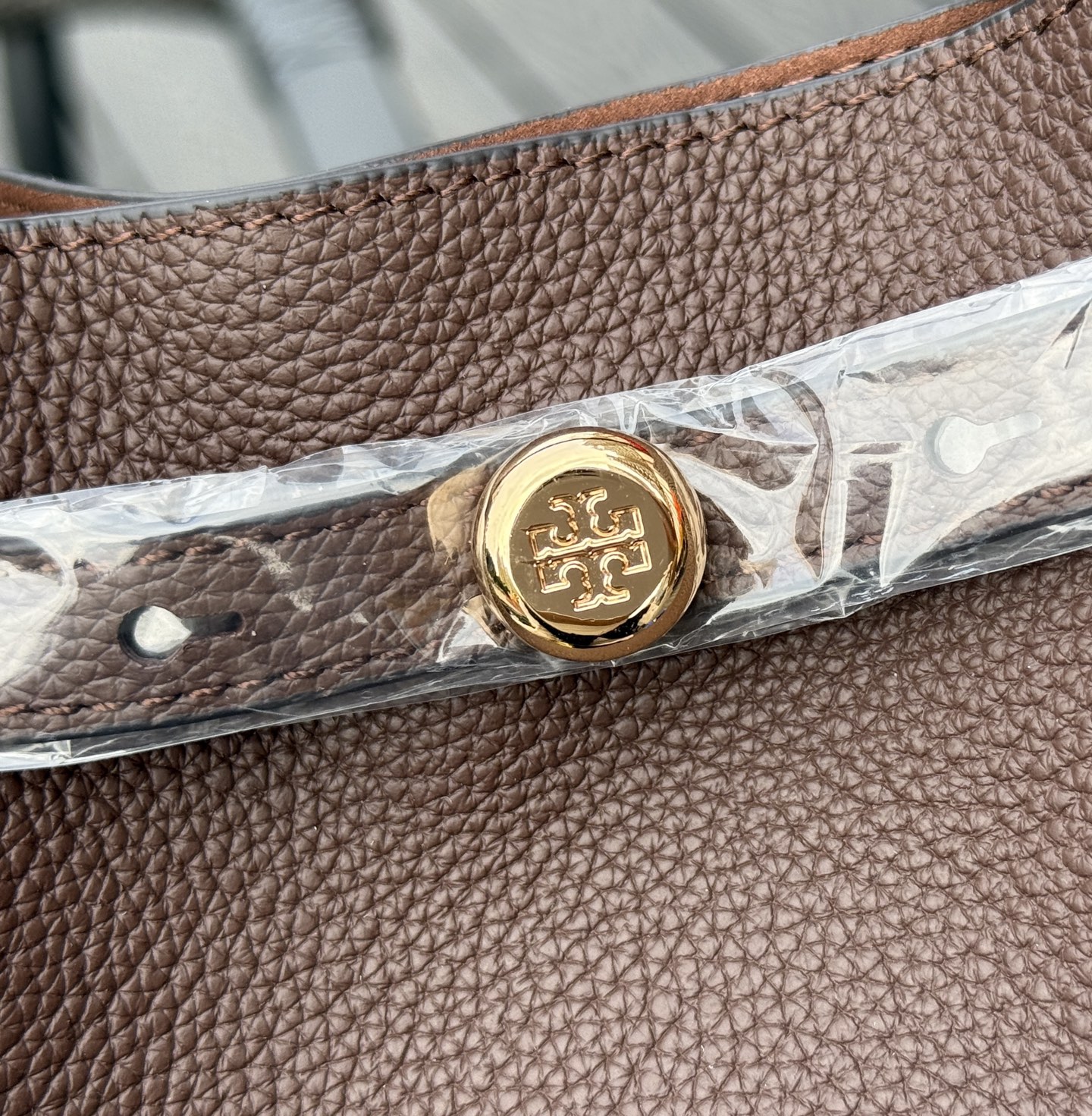 Tory Burch ～923【酒棕色】TORY BURCH ROMY PEBBLED BUCKET BAG手提包