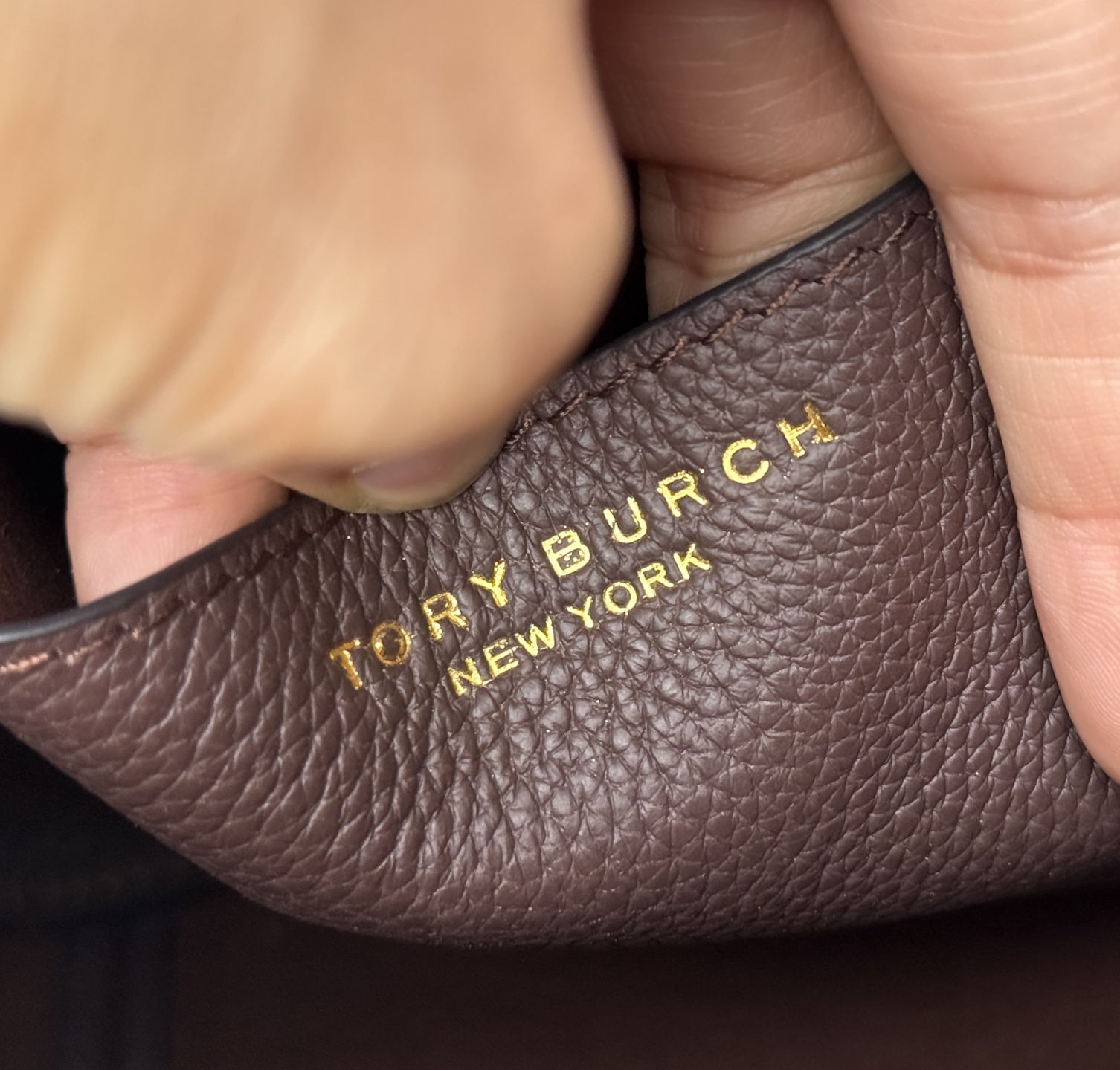 Tory Burch ～923【酒棕色】TORY BURCH ROMY PEBBLED BUCKET BAG手提包