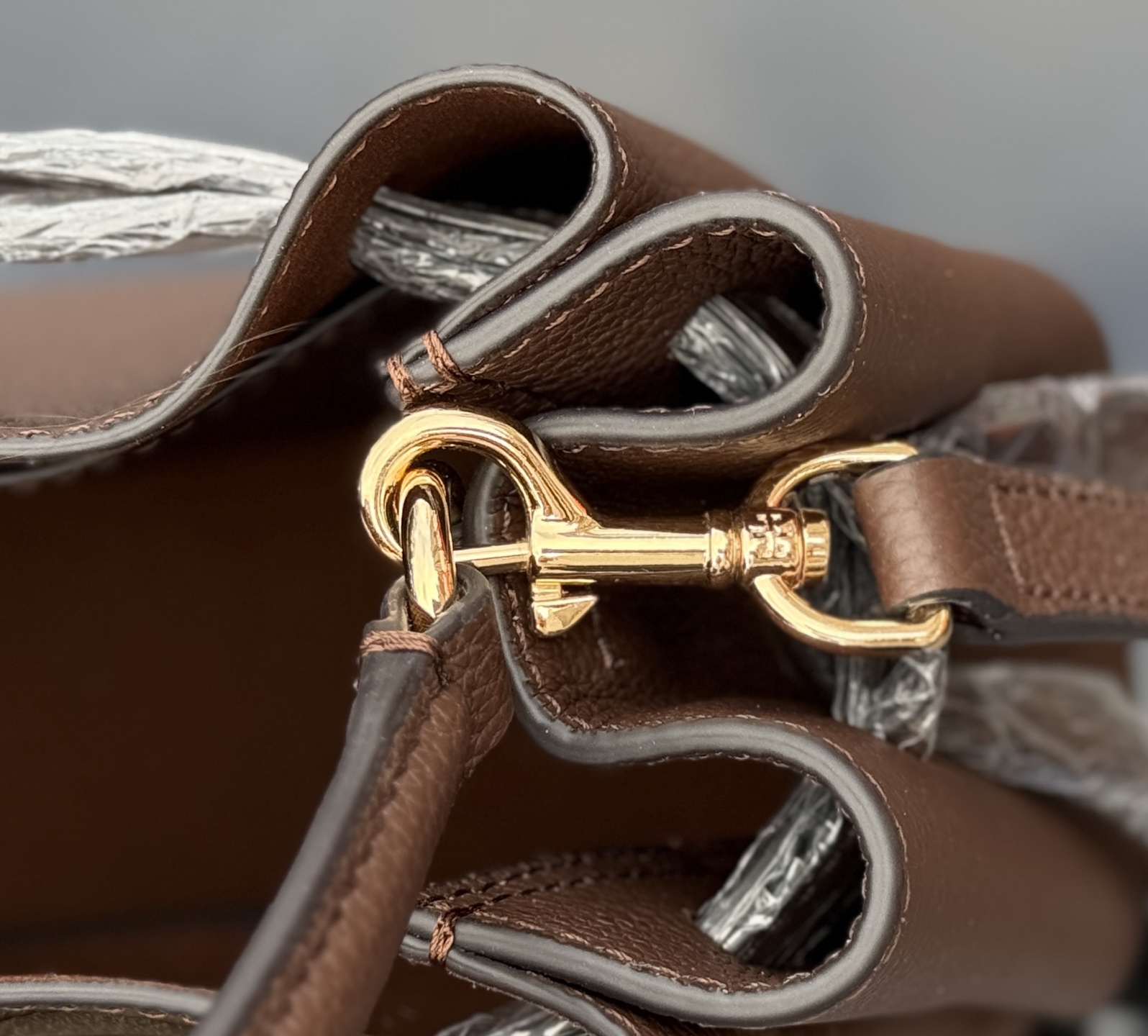 Tory Burch ～923【酒棕色】TORY BURCH ROMY PEBBLED BUCKET BAG手提包