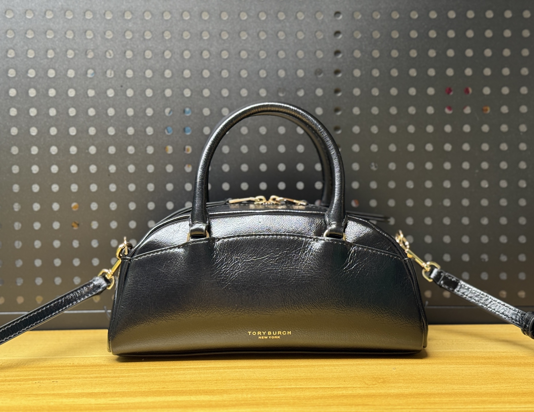 Tory Burch 1625【黑色】TORY BURCH SMALL BOWLER新款迷你波士顿包 采用优质油蜡牛皮