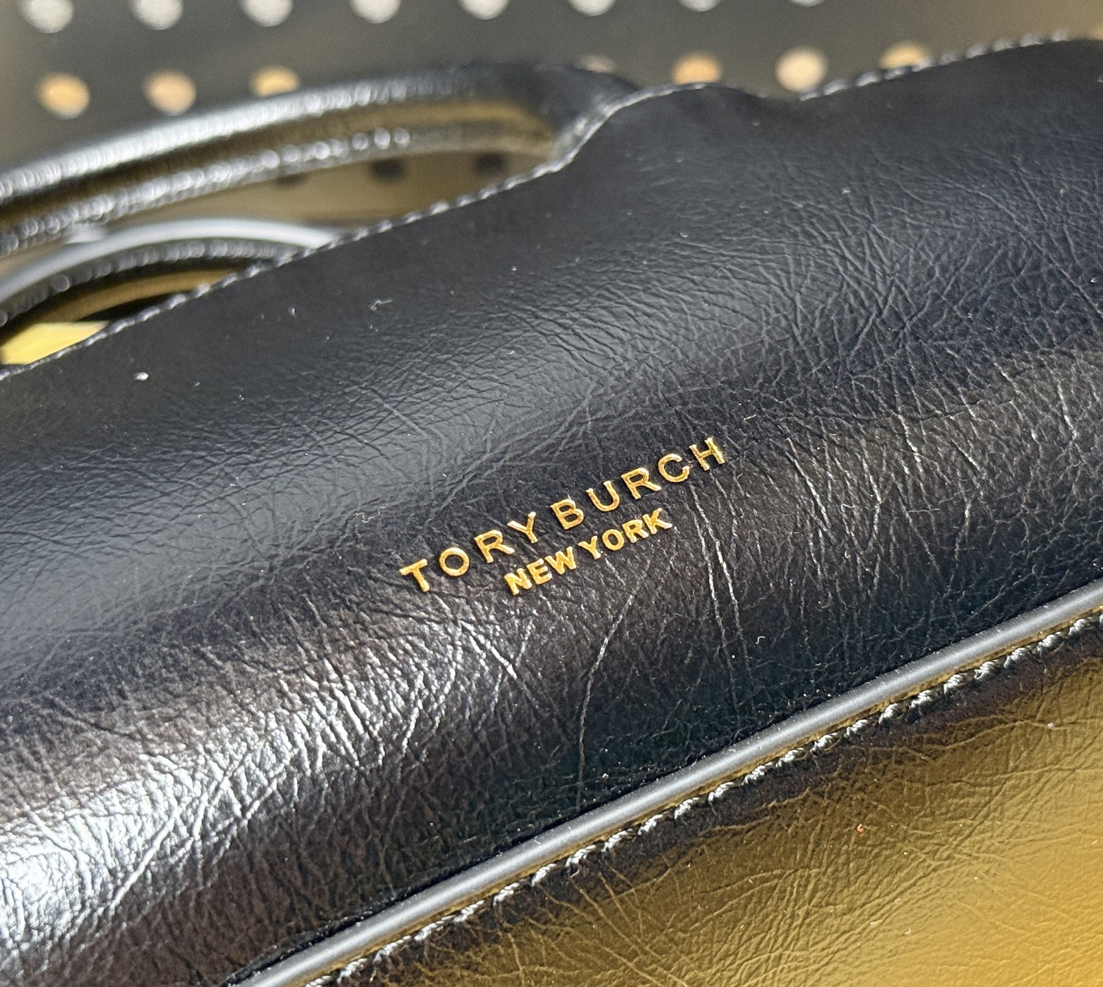 Tory Burch 1625【黑色】TORY BURCH SMALL BOWLER新款迷你波士顿包 采用优质油蜡牛皮