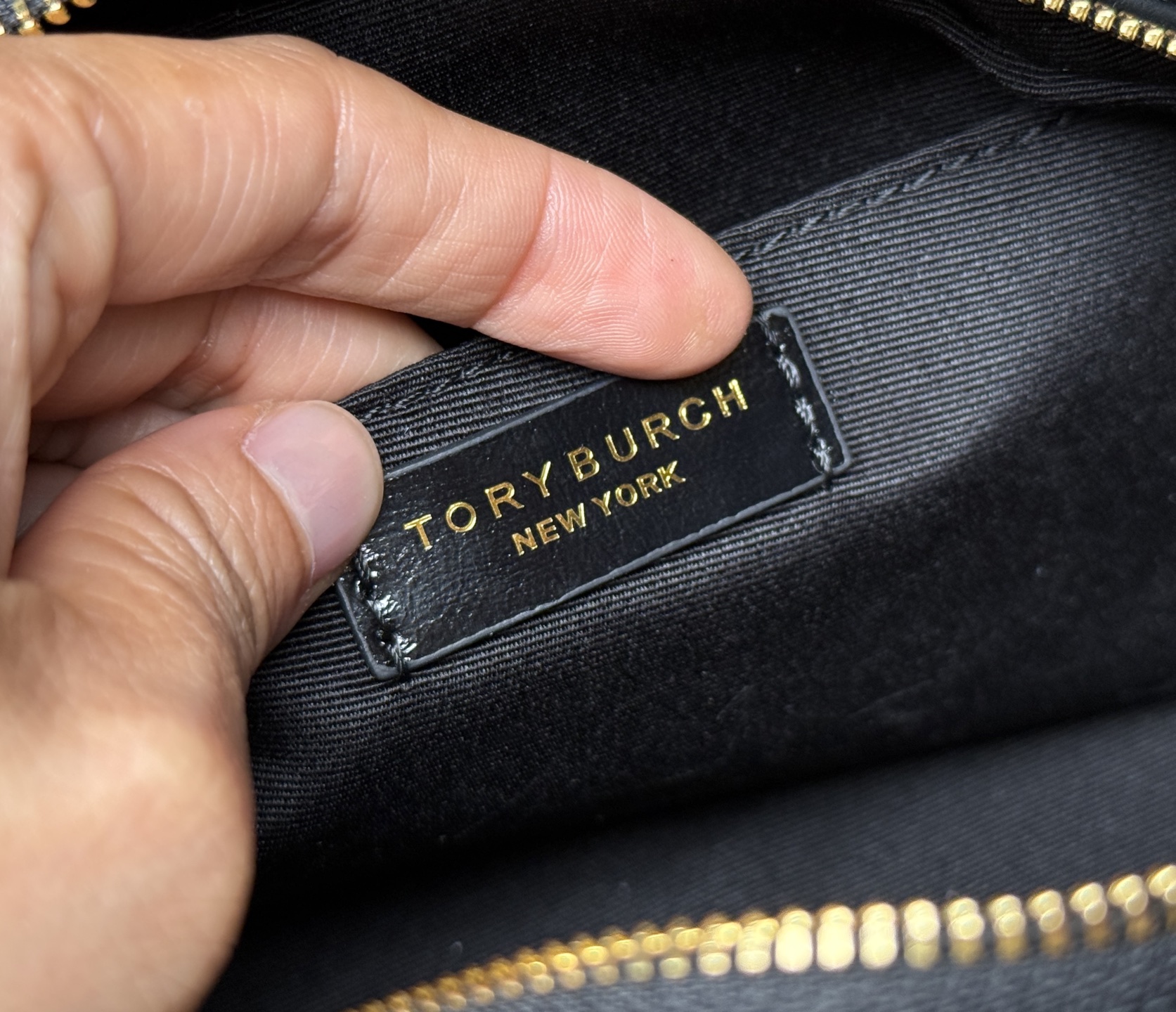 Tory Burch 1625【黑色】TORY BURCH SMALL BOWLER新款迷你波士顿包 采用优质油蜡牛皮