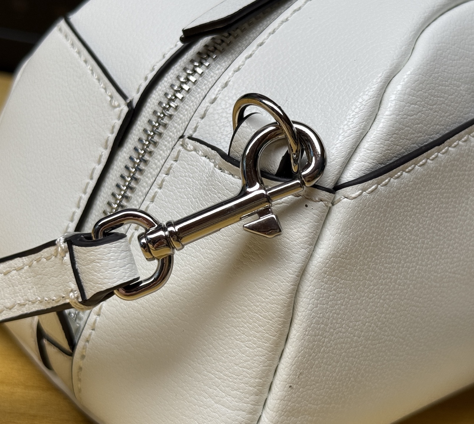 Tory Burch 1625【白色】TORY BURCH SMALL BOWLER新款迷你波士顿包 采用优质油蜡牛皮